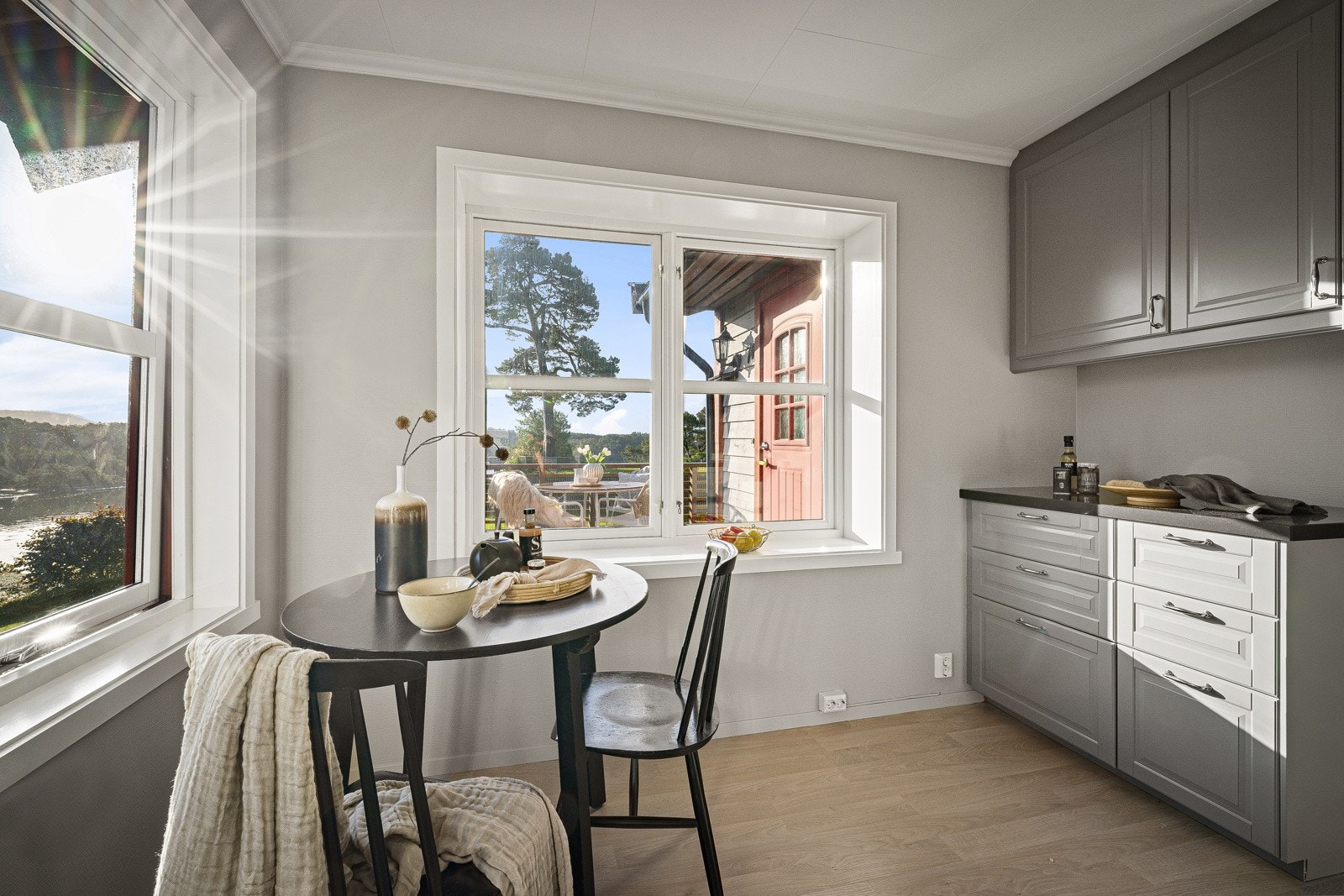 På kjøkkenet er det integrert ventilator, men ikke noen hvitevarer. Galleribilde