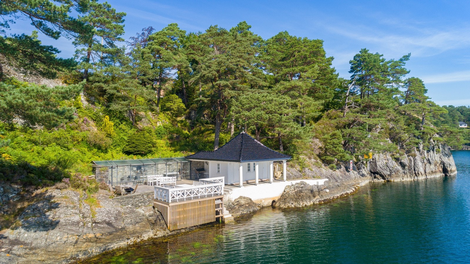 Eget rekreasjonsområde med badehus. Galleribilde