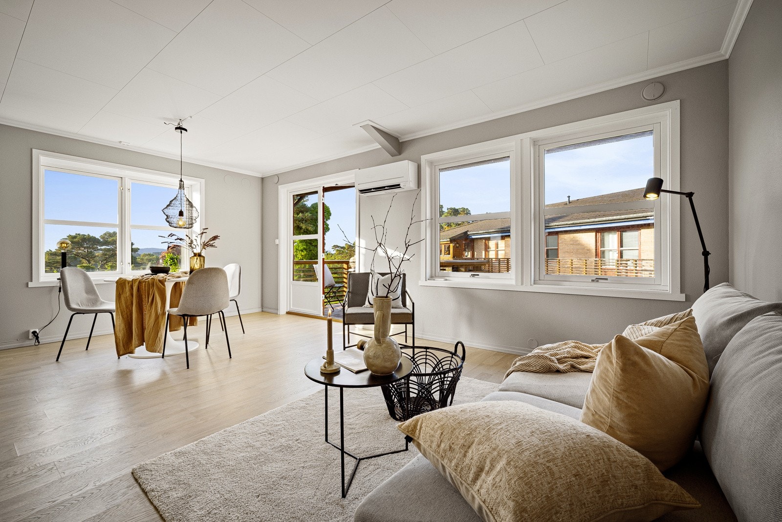 Lys åpen stue med utgang til balkongen. Uteplass på 2 sider. Galleribilde