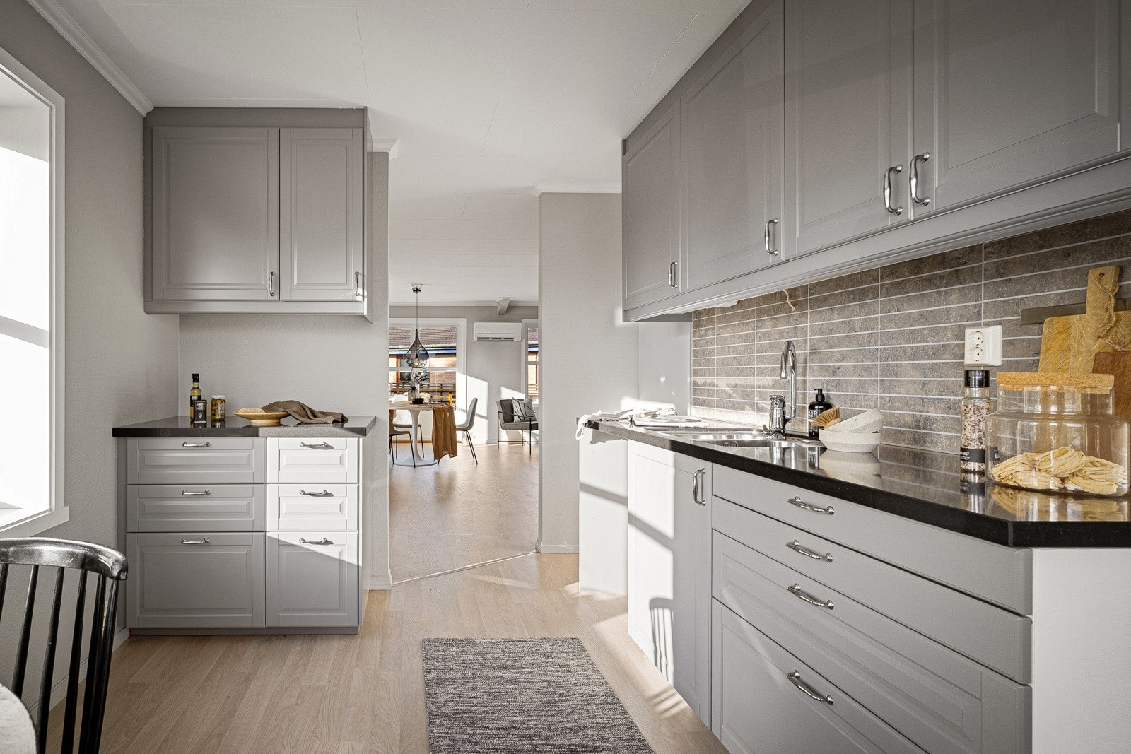 Benkeplate med topplag av stein, med nedfelt vask. Galleribilde