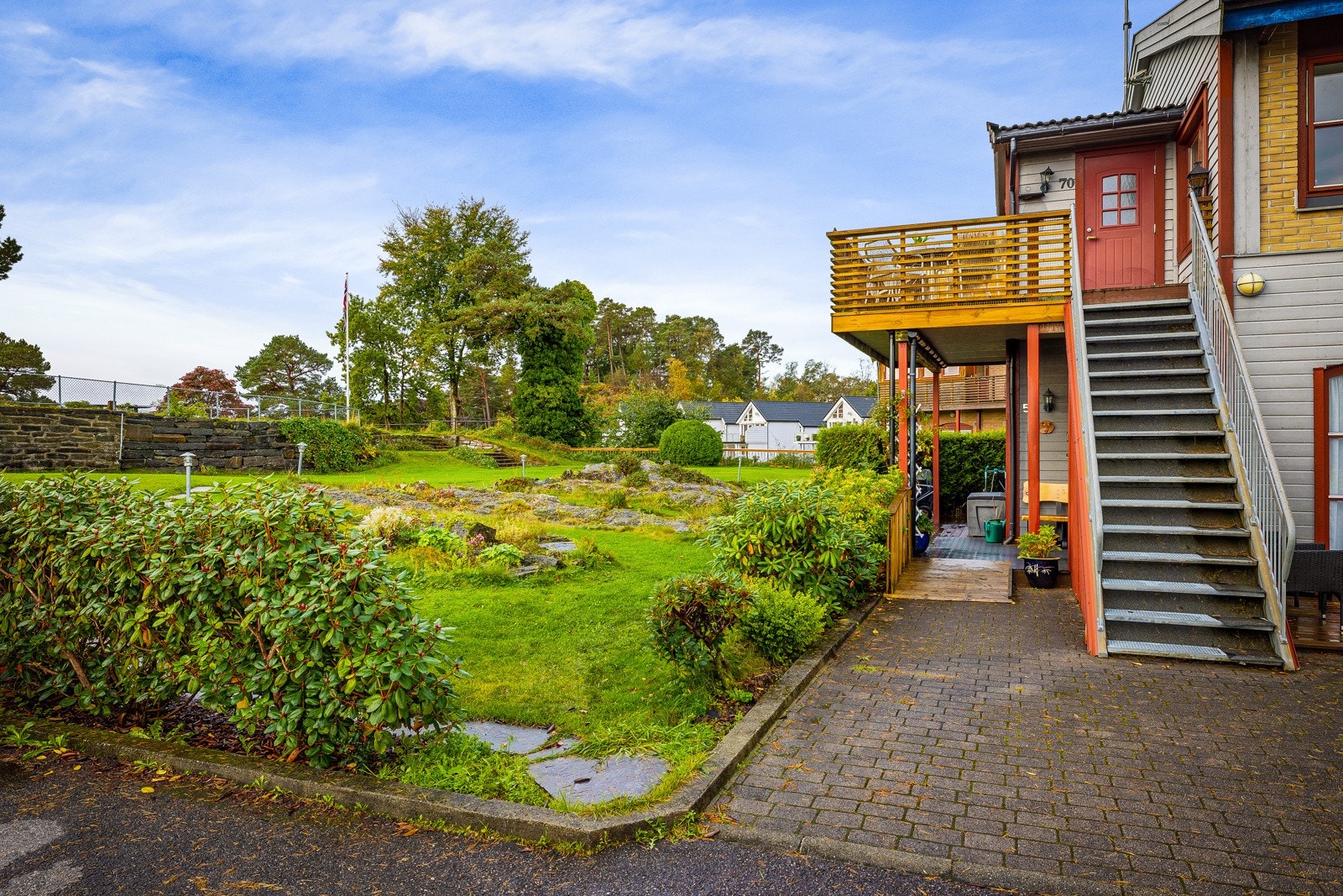Det er anlagt asfalterte stikkveier og felles parkeringsplasser. Galleribilde