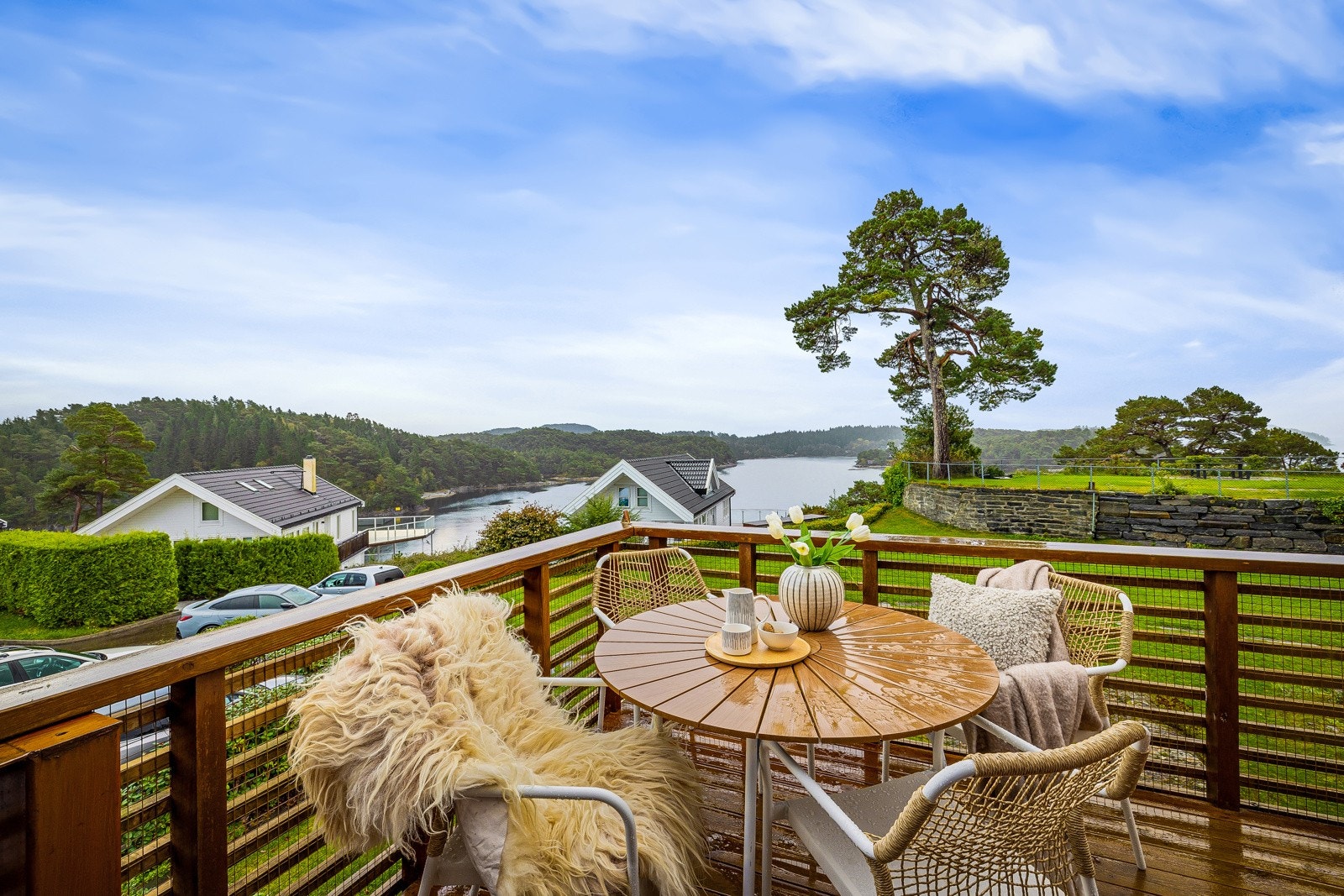 Usjenert altan ved inngangspartiet. Galleribilde