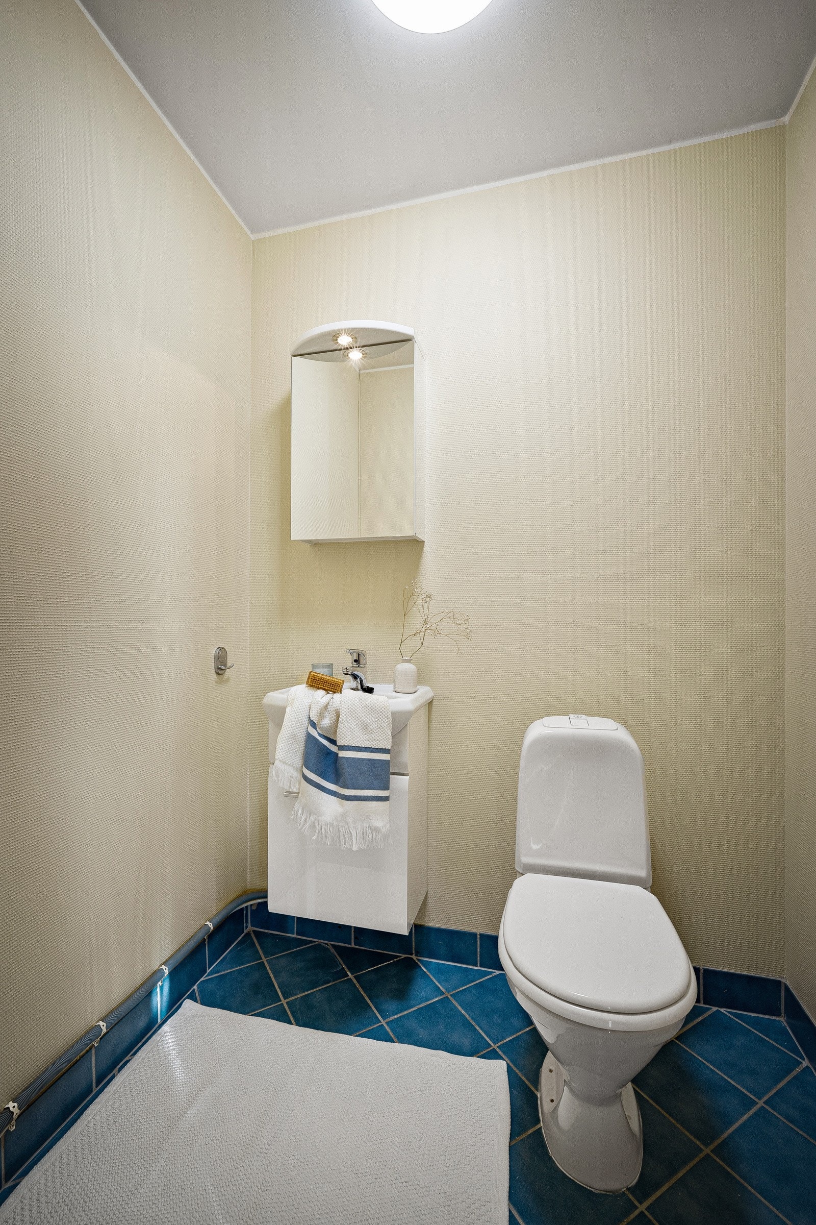 Leiligheten har også et eget toalettrom utenom badet. Galleribilde