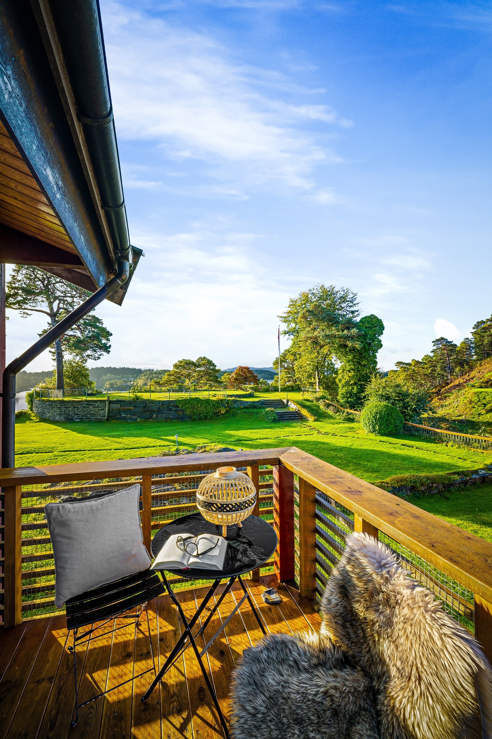 Utsikt over den flotte eiendommen som eies som fellesareal av sameierne. Galleribilde