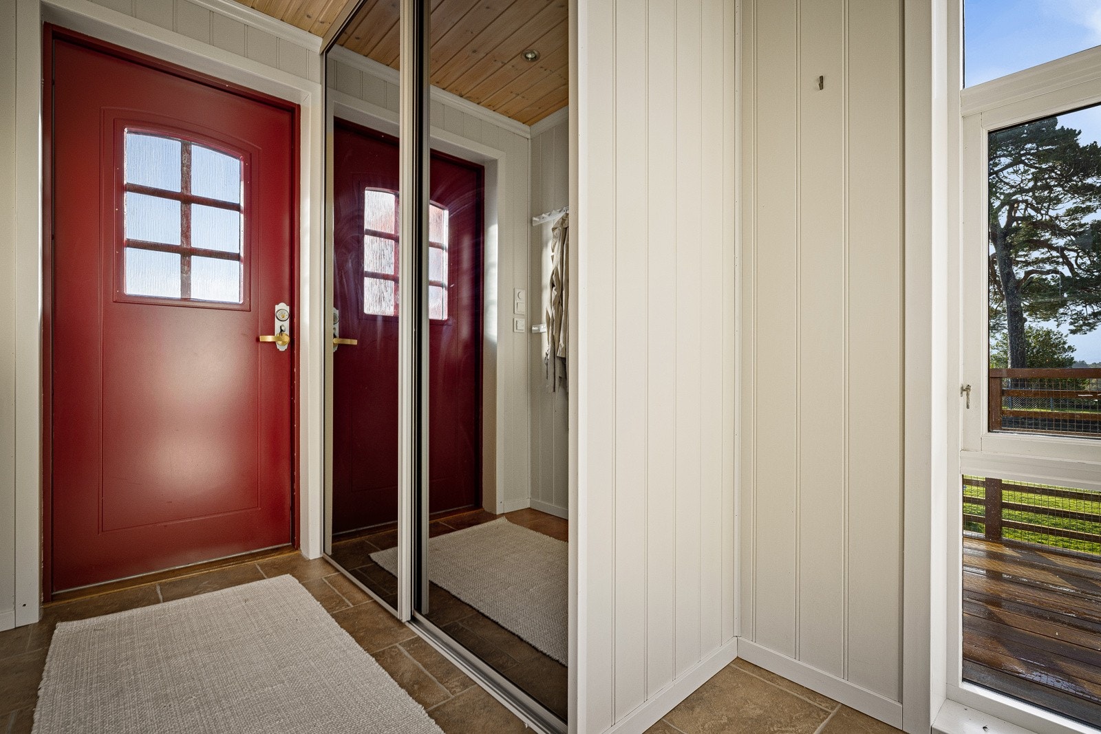 Velkommen inn, skyvedørsgarderobe med god plass til klær og sko. Galleribilde