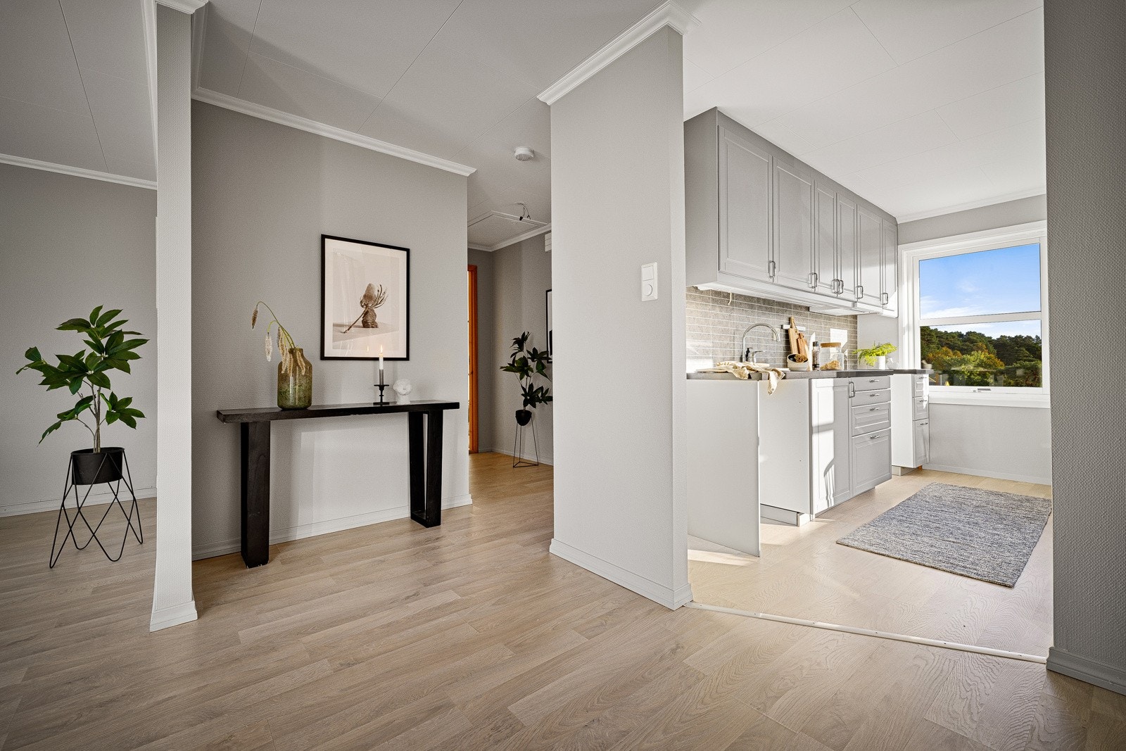 Fra stuen og inn på kjøkkenet. Galleribilde