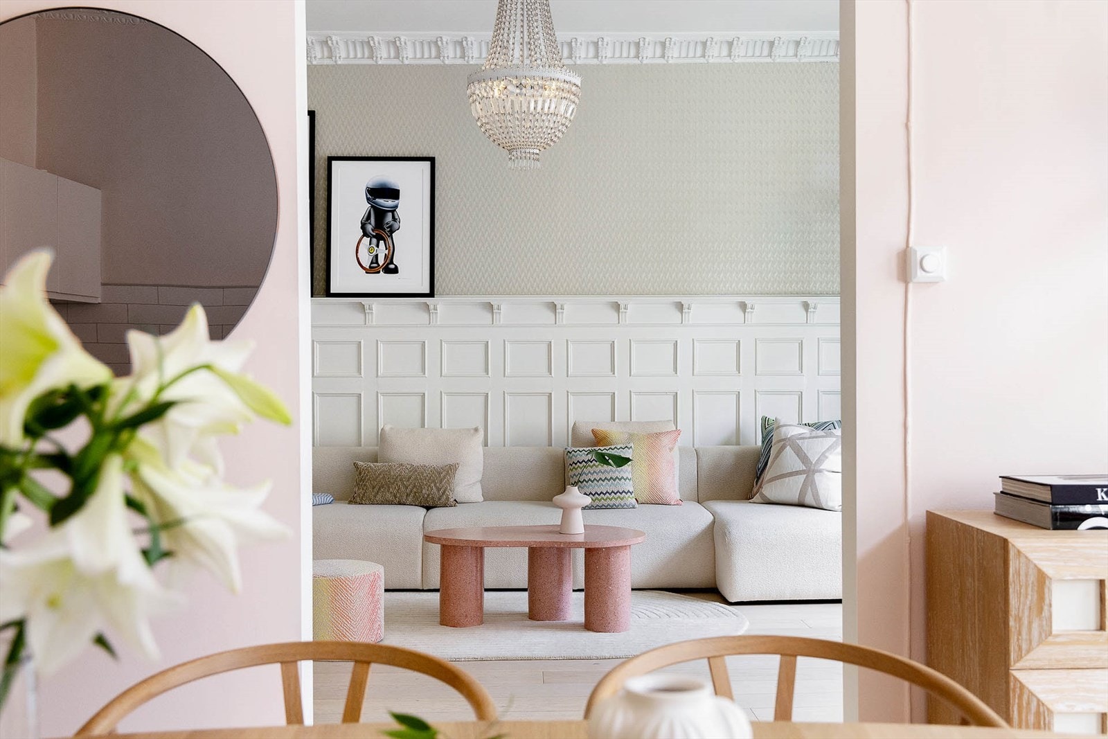 Stuen er leilighetens naturlige midtpunkt, med imponerende takhøyde og elegante detaljer som brystpanel, stukkatur og rosett. Galleribilde