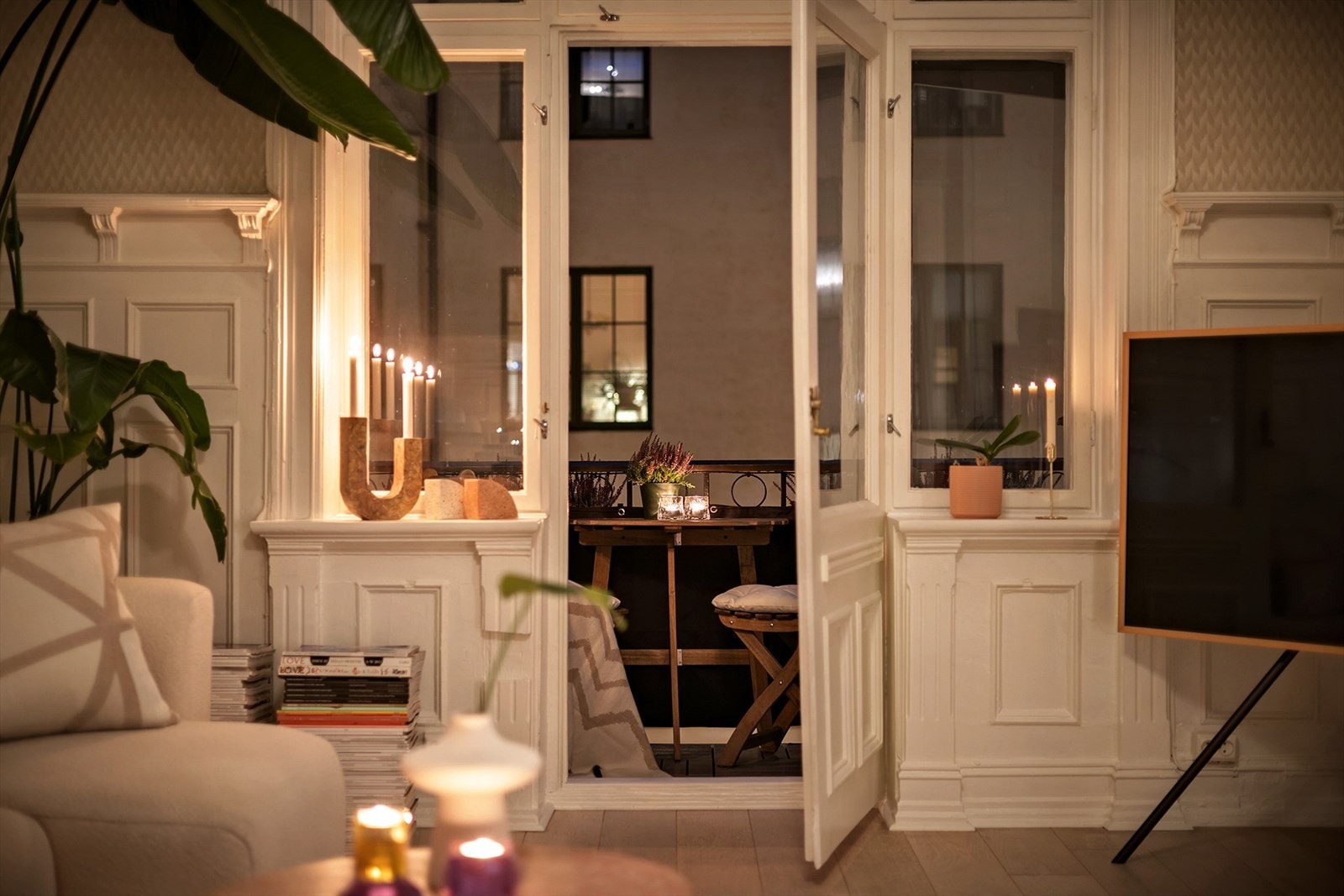 Leiligheten oppleves lun og koselig både sommer som vinter, dag som kveld. Galleribilde