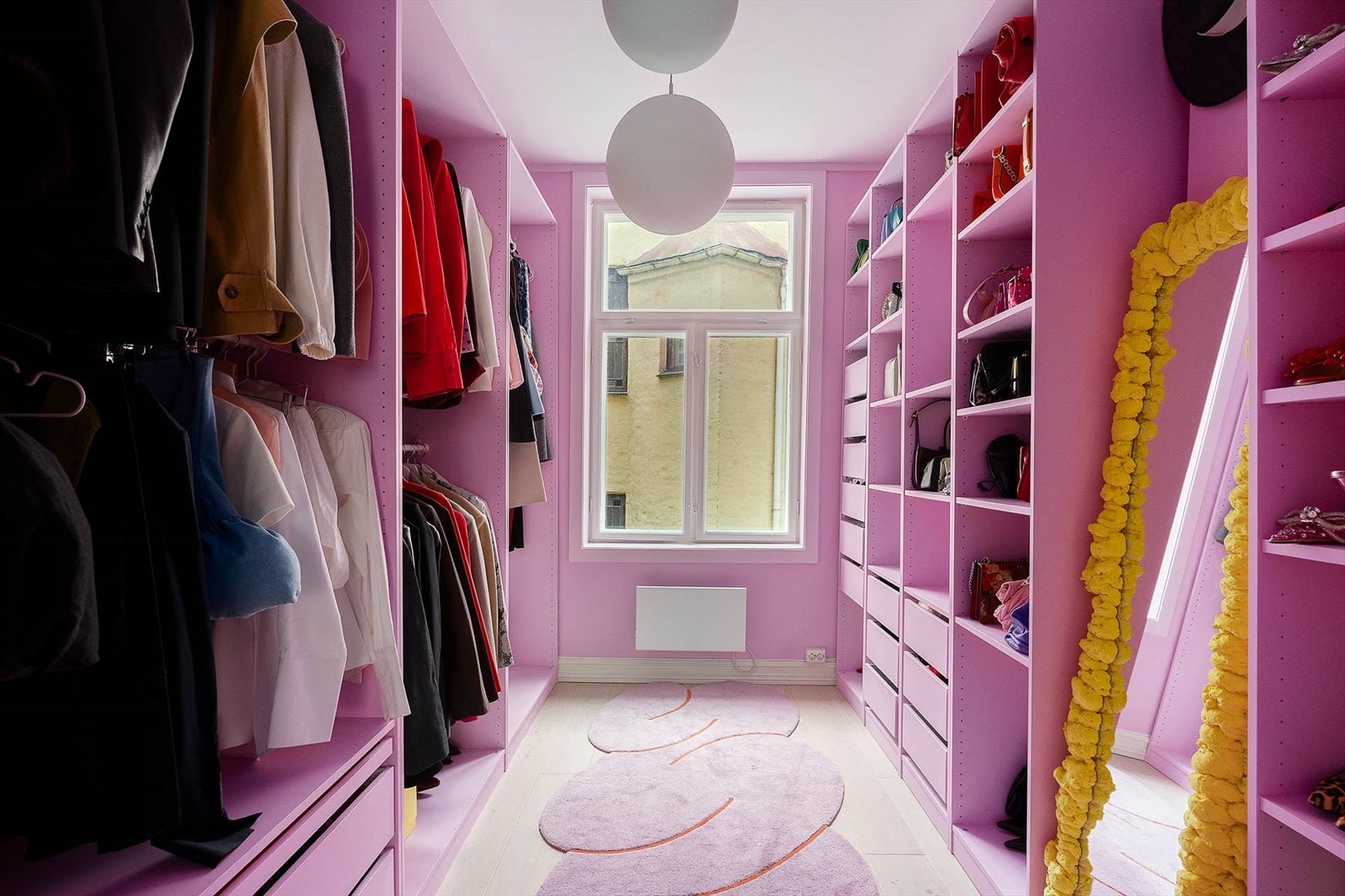 Soverom 2 er idag brukt som en walk-in garderobe, men egner seg godt som gjesterom/barnerom/kontor o.l. Galleribilde