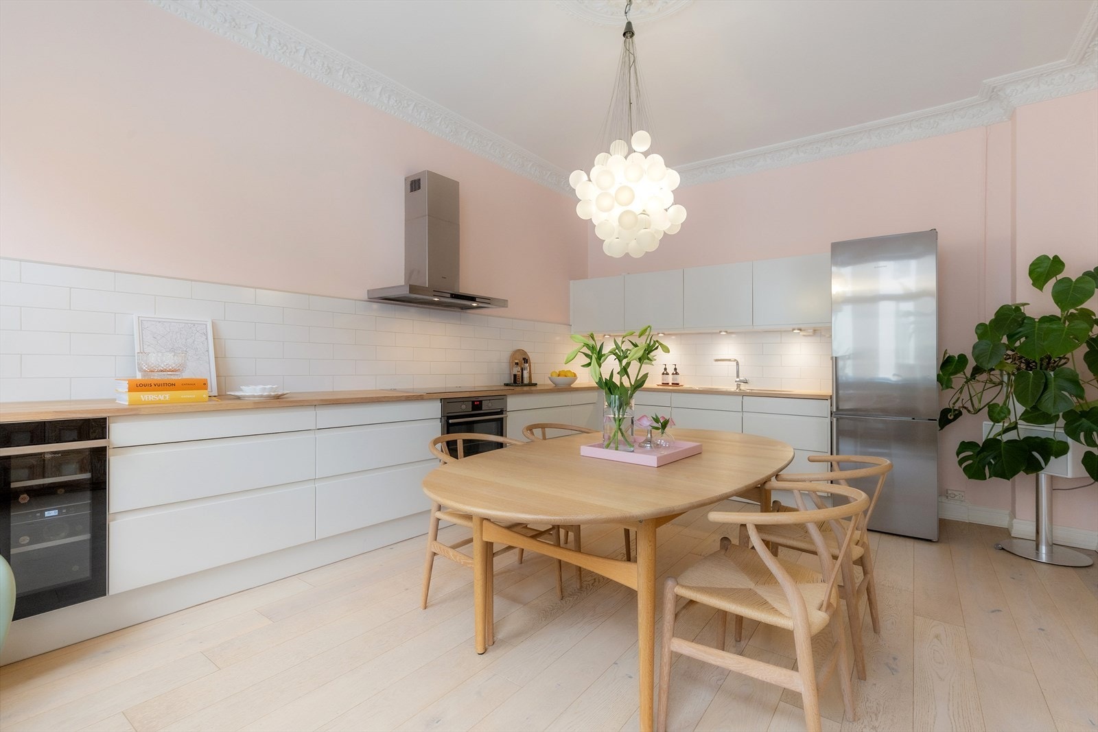 Her er det god plass til et spisebord som enkelt rommer familie og venner, og store vindusflater sørger for rikelig med naturlig lys. Galleribilde