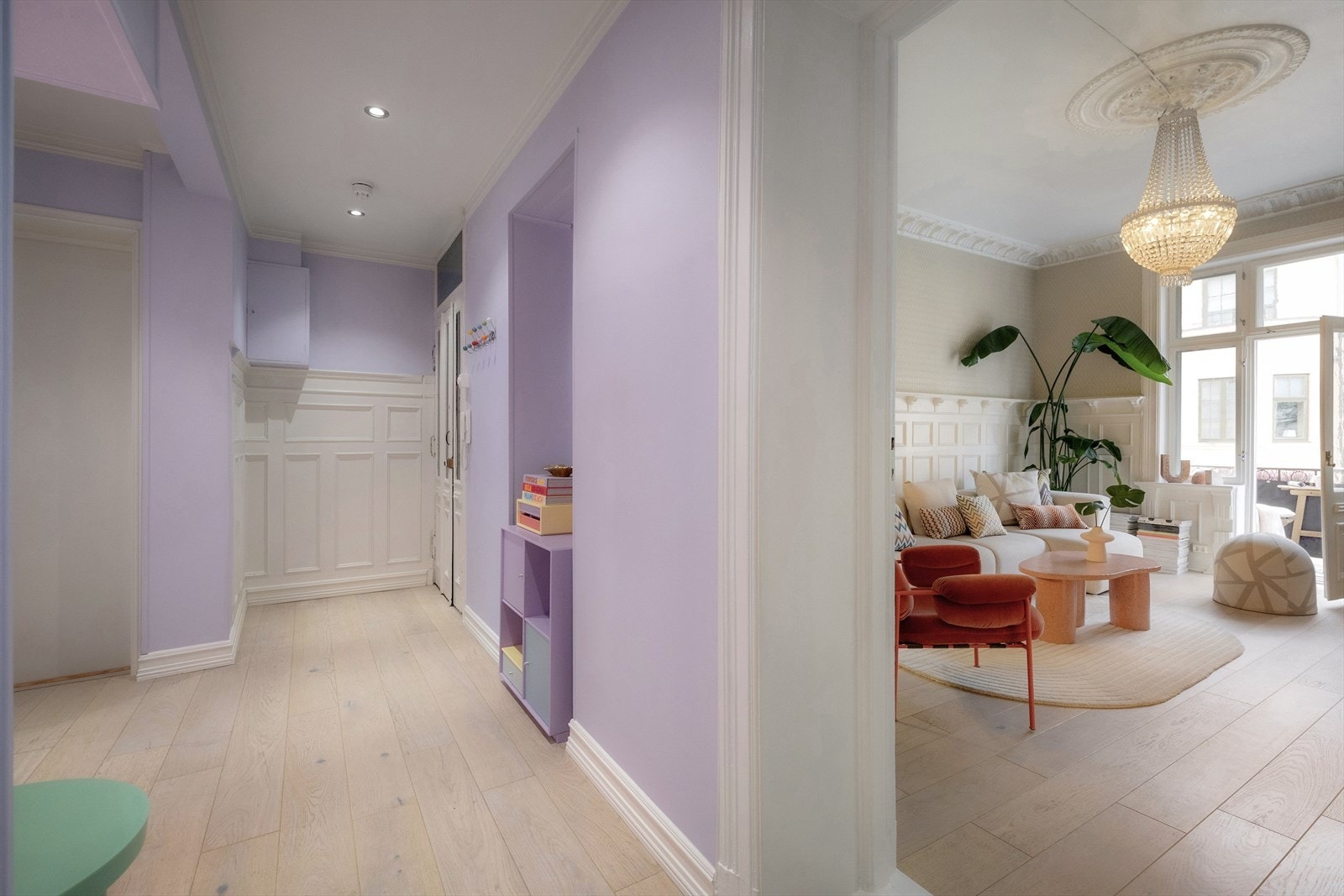 Velkommen inn! Her blir du møtt av en lys og innbydende entré. Galleribilde