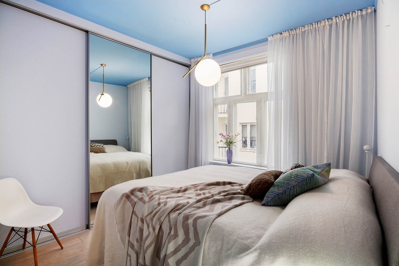 Hovedsoverommet har god plass til en dobbeltseng, samt integrert skyvedørsgarderobe som sikrer god oppbevaring. Galleribilde