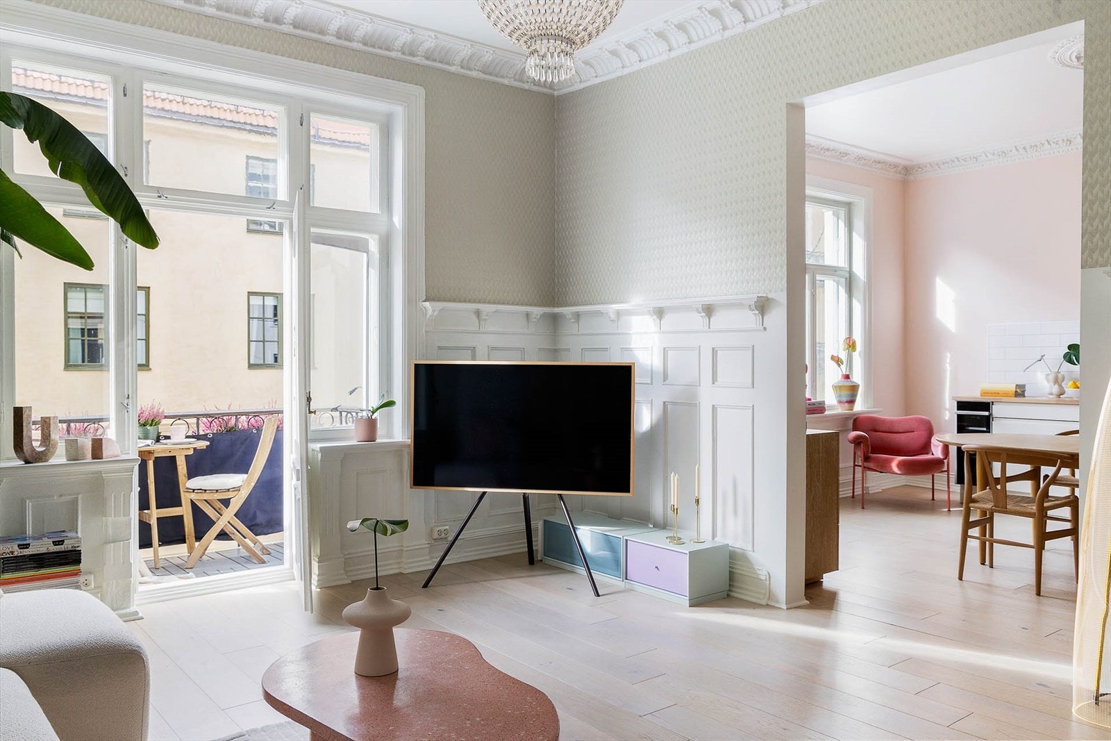 Rikelig med vindusflater og utgang til boligens private balkong fra stuen. Galleribilde