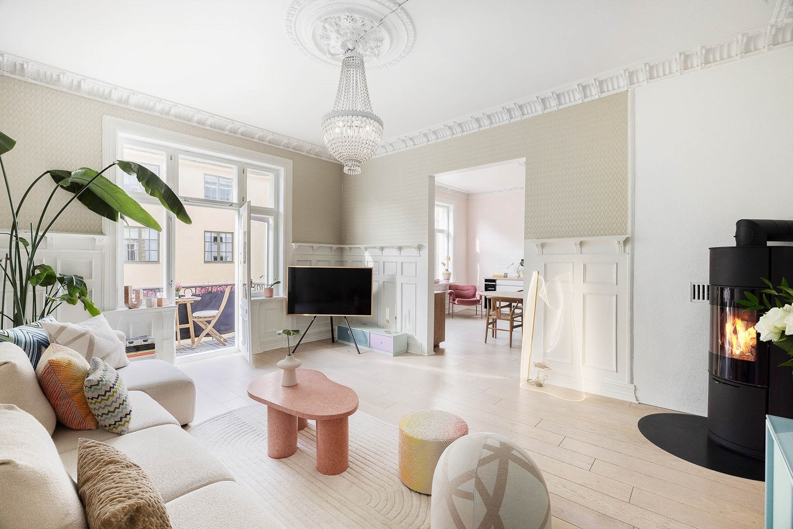 Rikelig med vindusflater og utgang til boligens private balkong fra stuen. Galleribilde