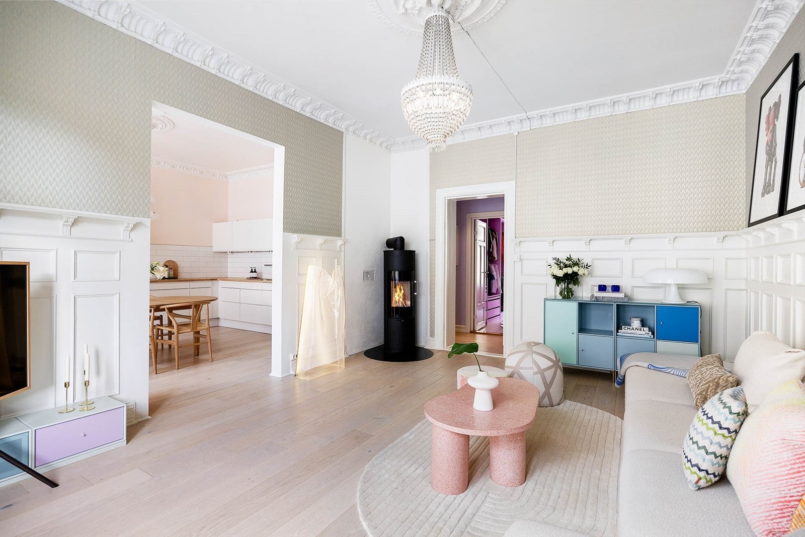 Her er det rikelig plass til en stor sofagruppe og sitteområde, samtidig som rommet inviterer til både sosiale sammenkomster og rolige stunder. Galleribilde
