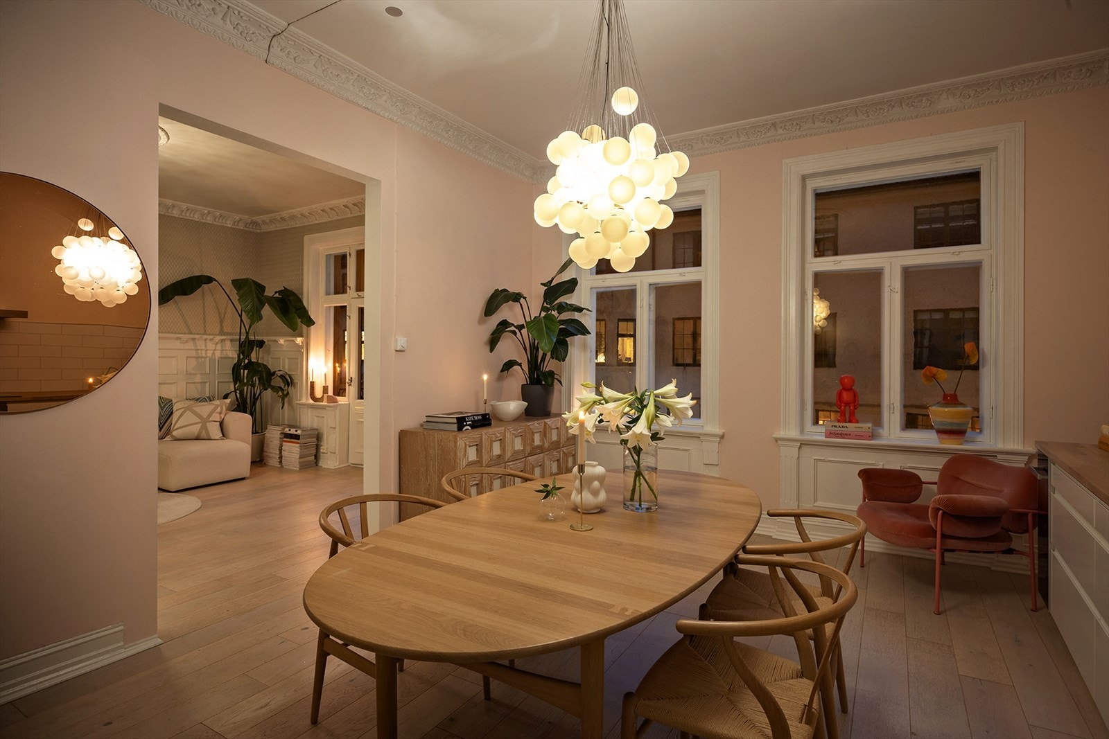 Kjøkkenet er et naturlig samlingspunkt i hjemmet - lyst, delikat og gjennomført i et tidløst design. Galleribilde