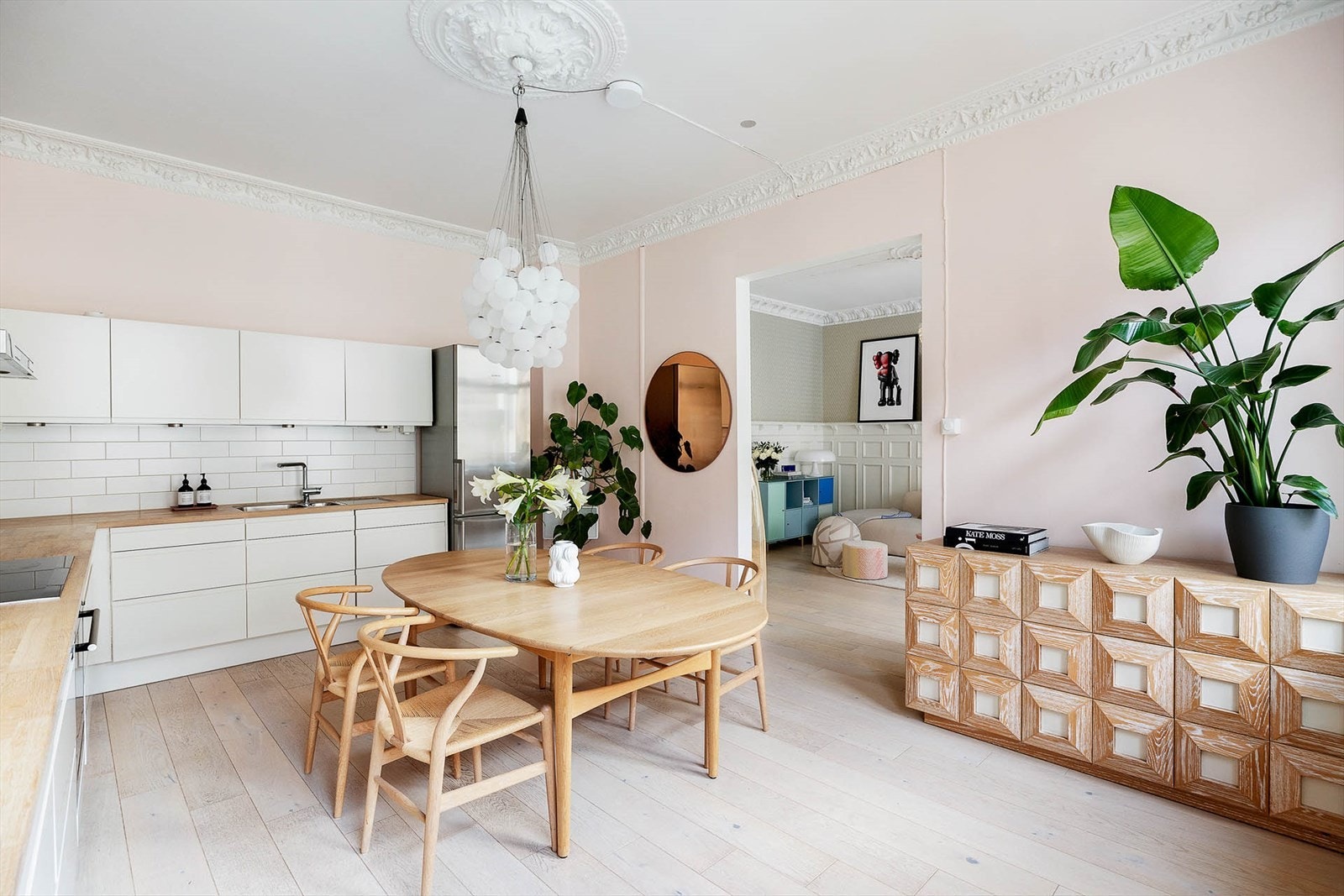 Leiligheten er lys, gjennomgående og byr på en god planløsning med tre soverom, romslig stue og stilfullt kjøkken. Galleribilde