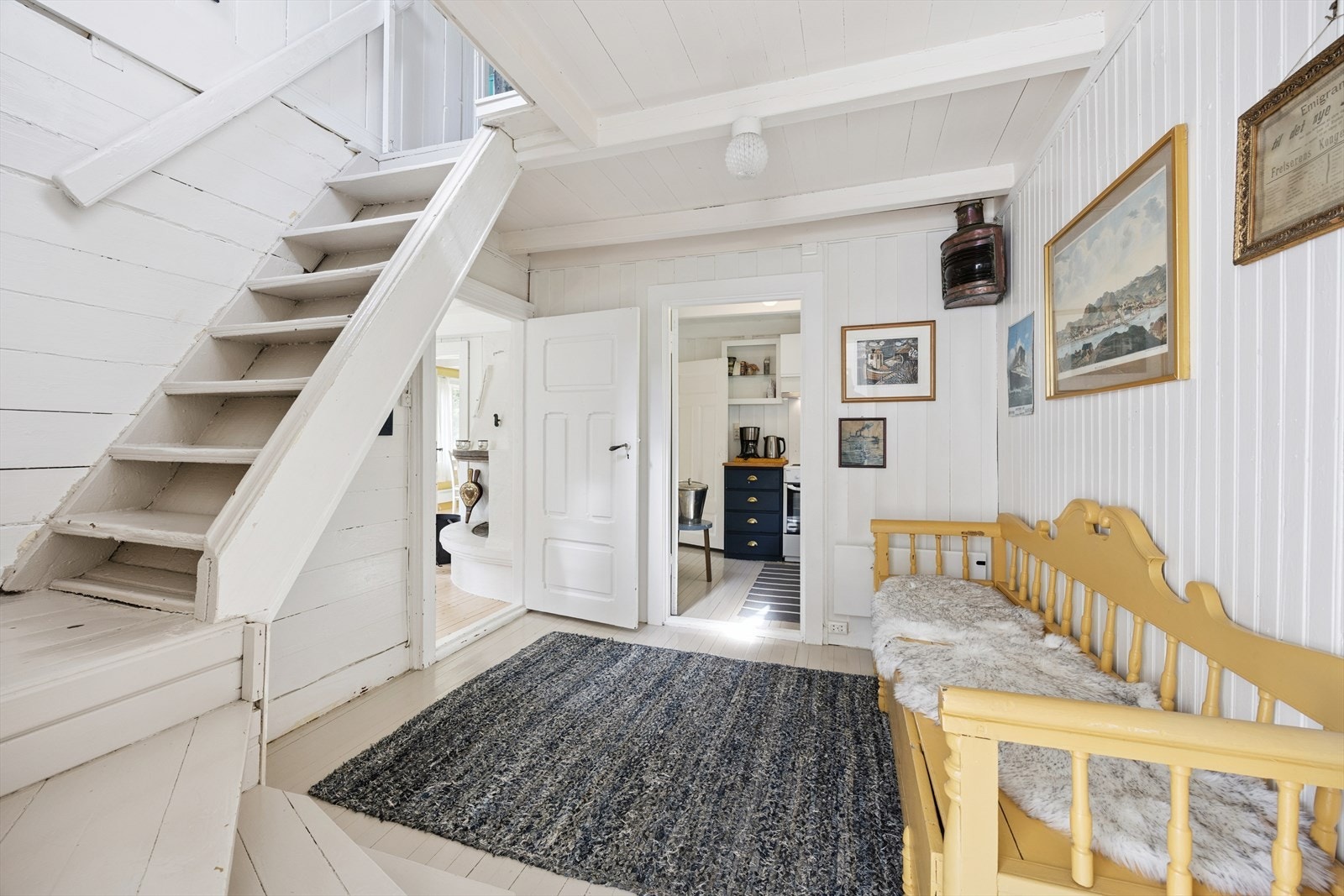 Vid gang med trapp opp til loftet. Galleribilde