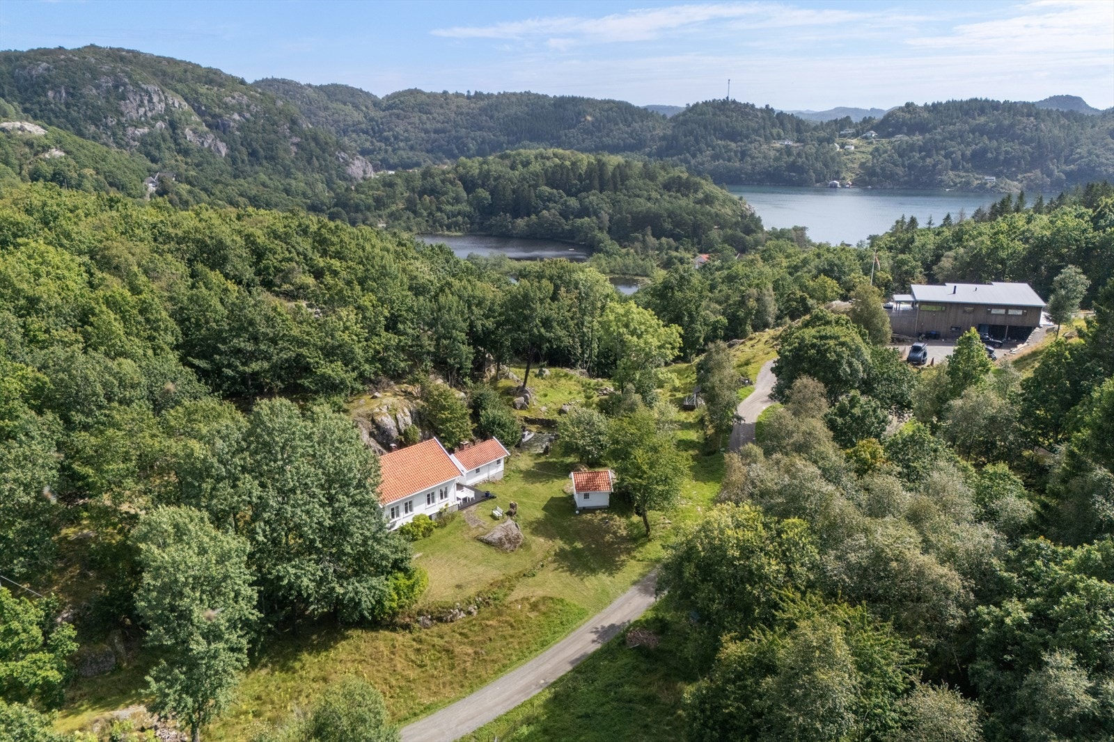 Eiendomsmegler MNEF Anita Cecilie Gabrielsen ønsker velkommen til Bjørnevågsveien 369! Galleribilde