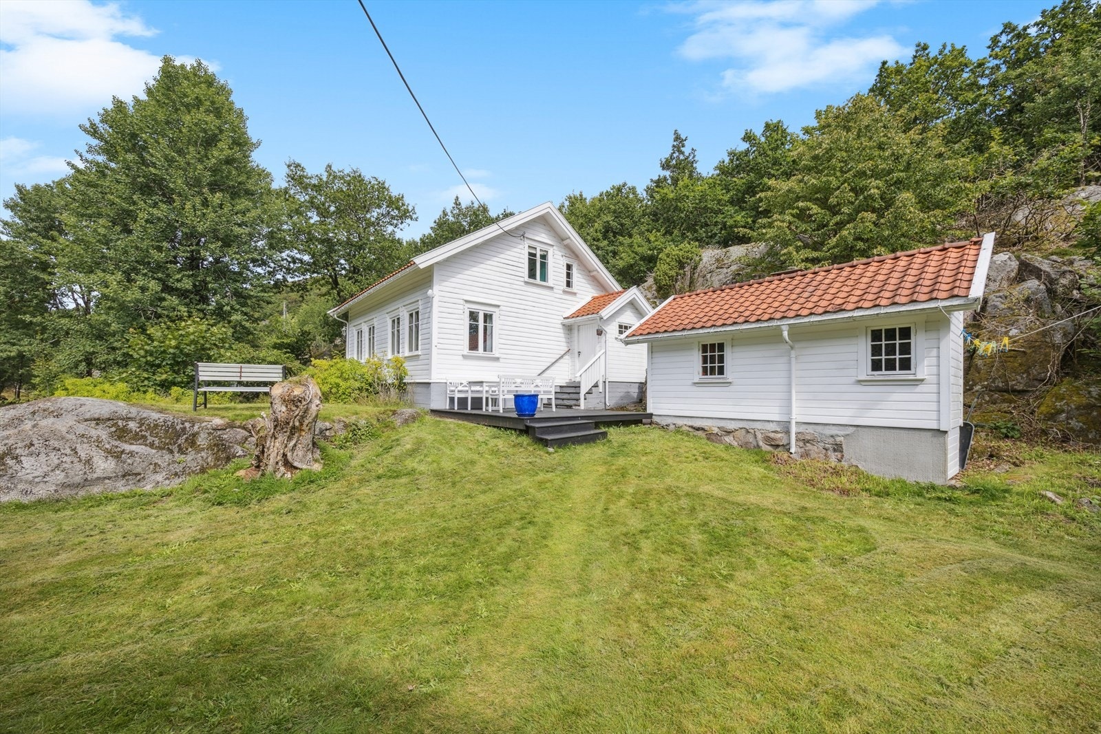 Tomta har gresslagte områder med innslag av naturstein. Galleribilde