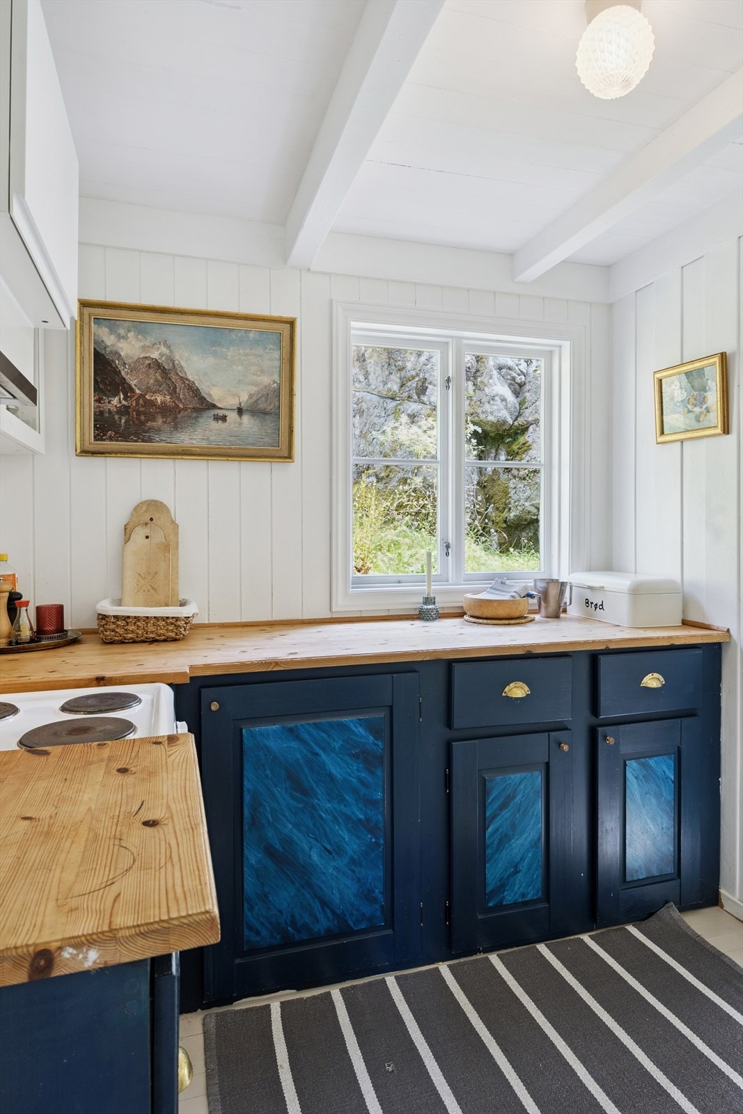 Plassbygd kjøkken med enkeltstående hvitevarer. Det er ikke innlagt vann inn i hovedhuset. Galleribilde