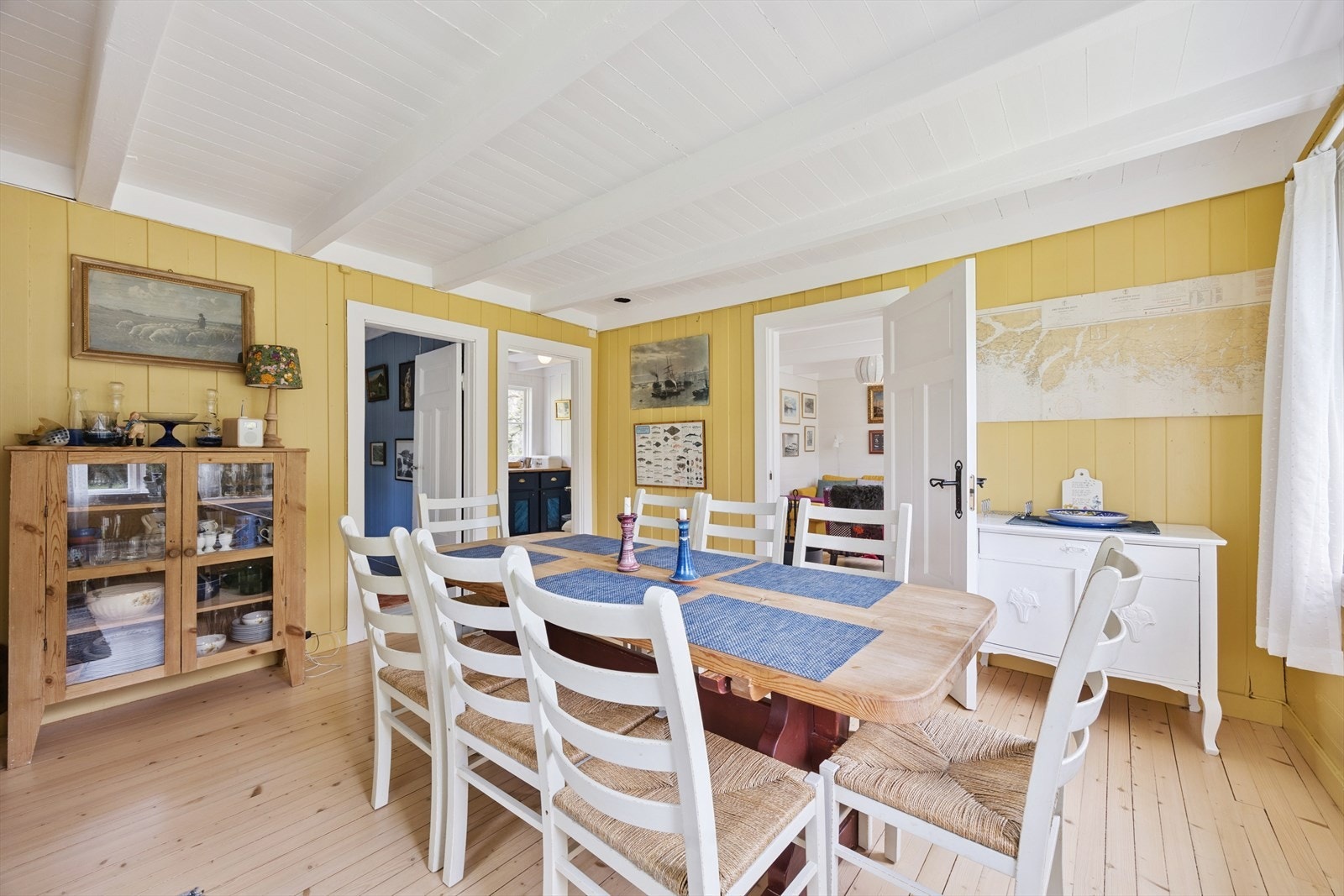 Adkomst til kjøkken og soverom fra spisestua. Galleribilde