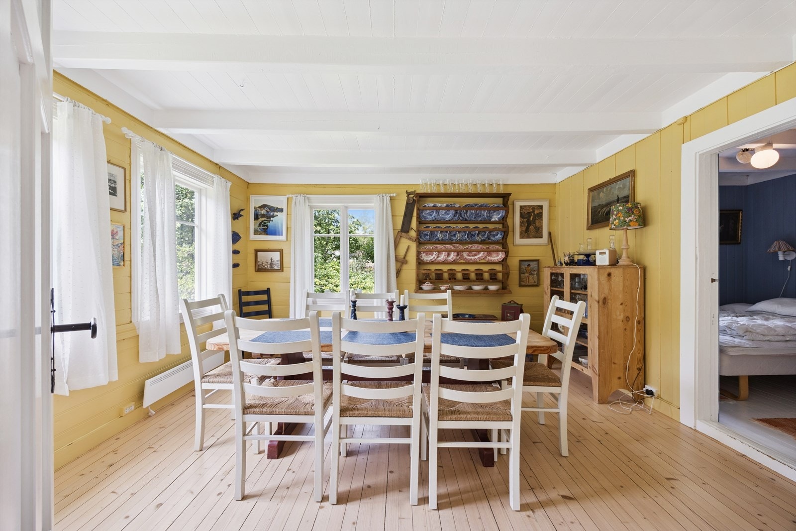 Hytta er innredet med to stuer, en spisestue og en dagligstue. Galleribilde