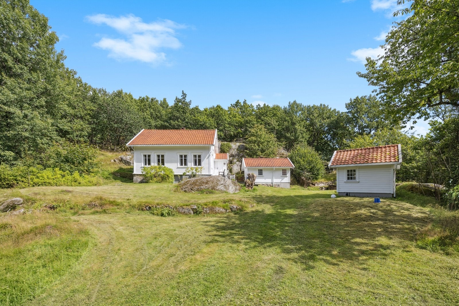 En naturskjønn eiendom med sjarmerende bebyggelse. Galleribilde