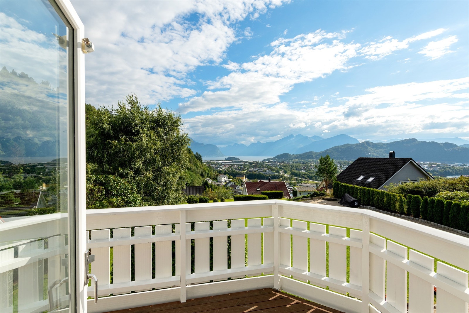 Flott utsikt fra balkongen i loftsetasjen mot Sunnmørsfjella Galleribilde