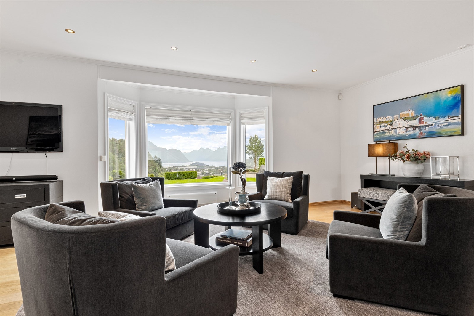 Del av stuen. Stuen er romslig og har plass til flere sittegrupper Galleribilde