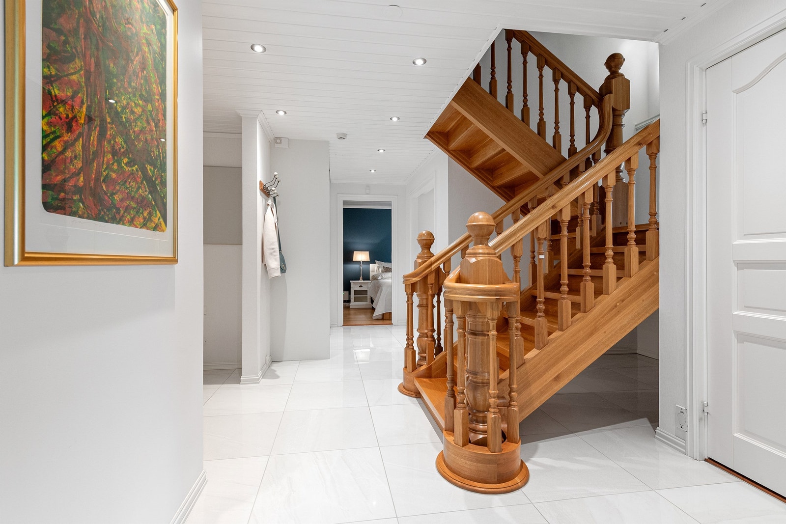 Hall/trapperom i underetasjen. Innvendige trapper mellom etasjene ble byttet i 2005 til heltre eiketrapper. Galleribilde