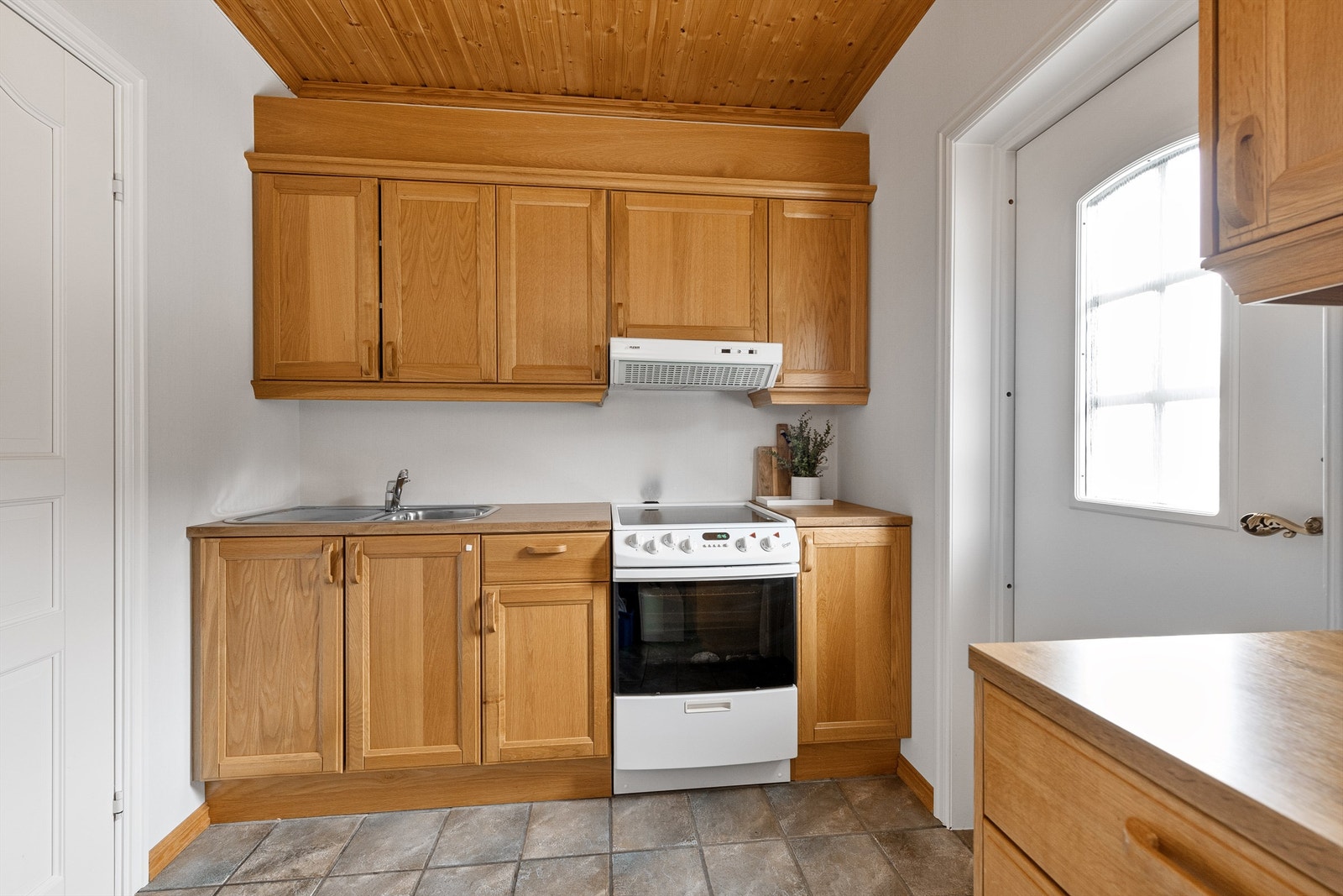 Grovkjøkken med egen utgang til terreng samt tilkomst til kjølerom Galleribilde