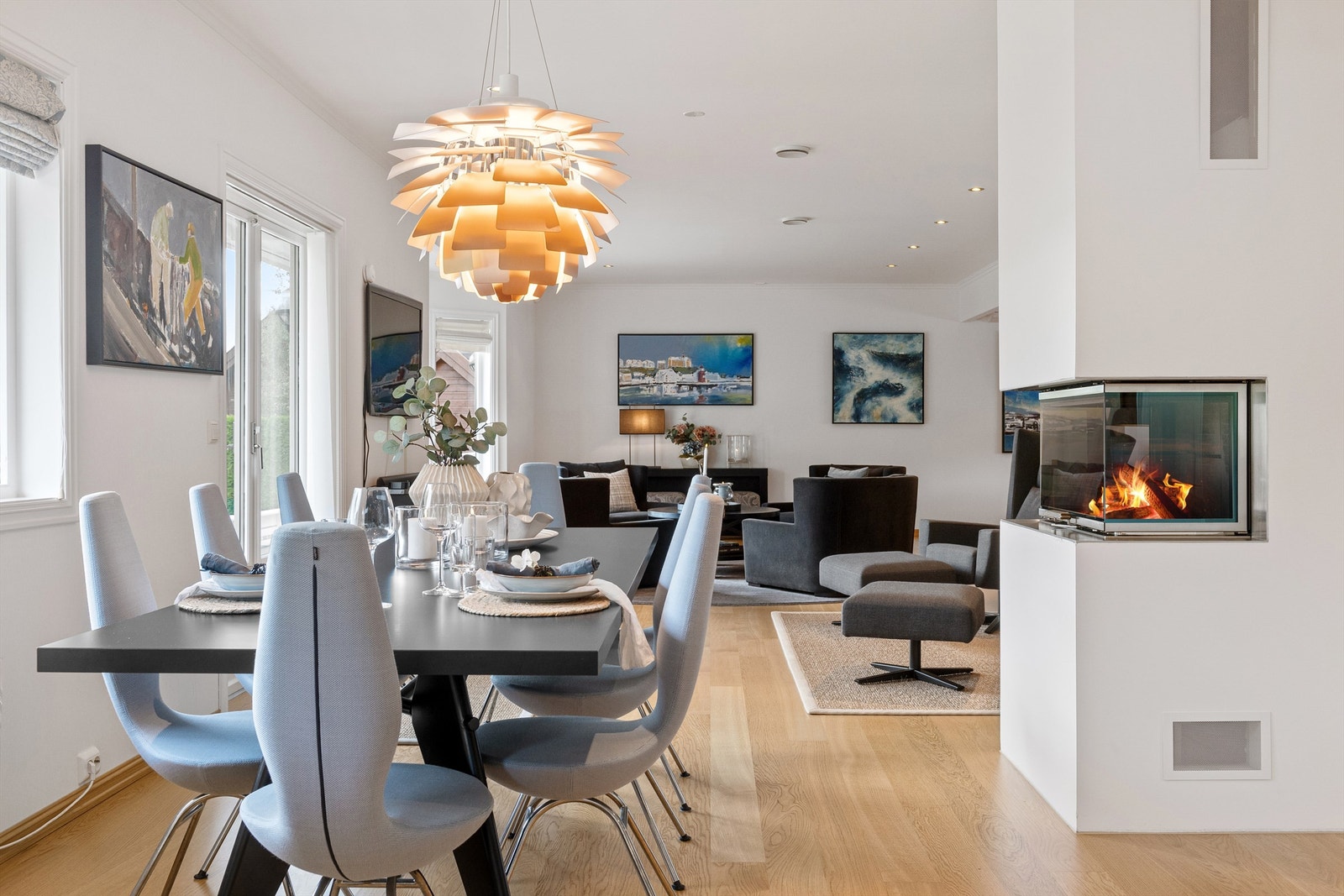 Flott peis avdeler stuen og kjøkkenet Galleribilde