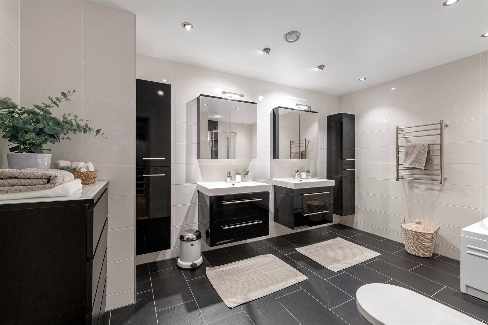 Badet i underetasjen ble fornyet i 2014 og har stor og romslig innredning med god oppbevaringsplass Galleribilde