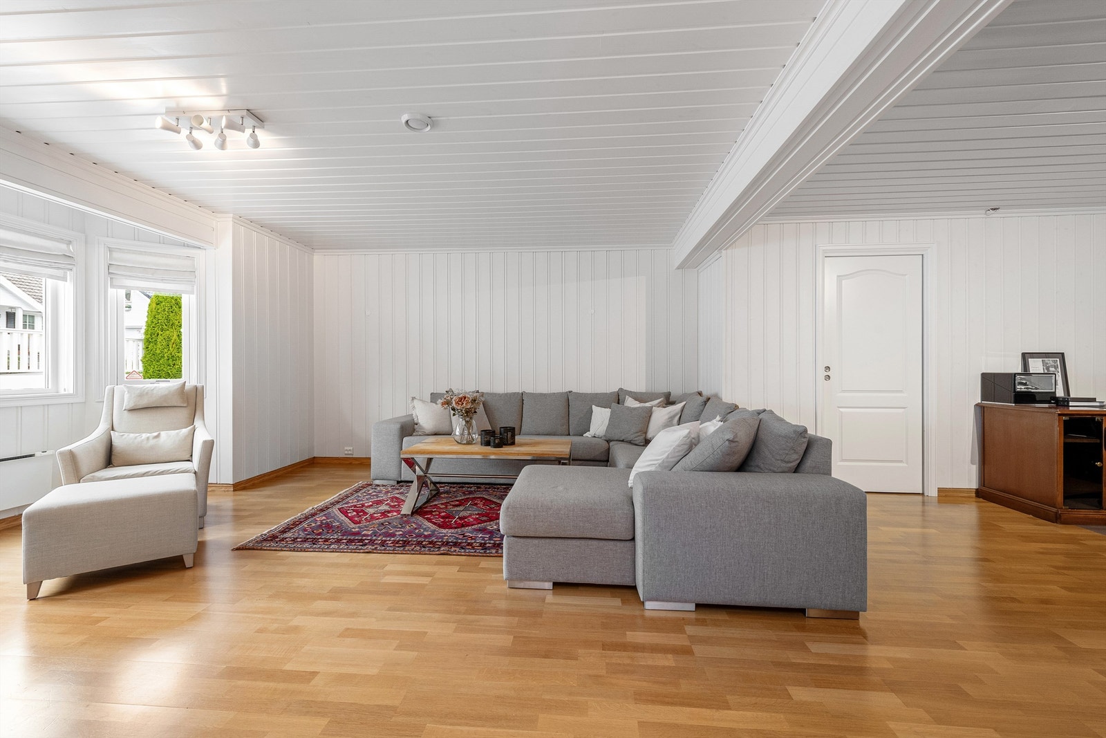 Stor og romslig kjellerstue med god plass til flere soner Galleribilde