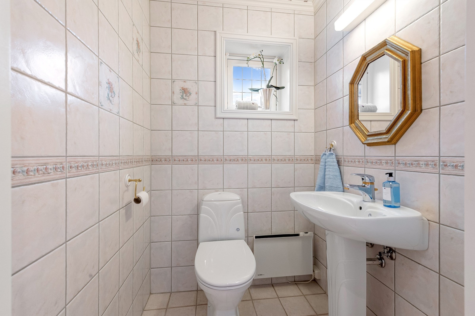 Toalettrom i underetasjen Galleribilde