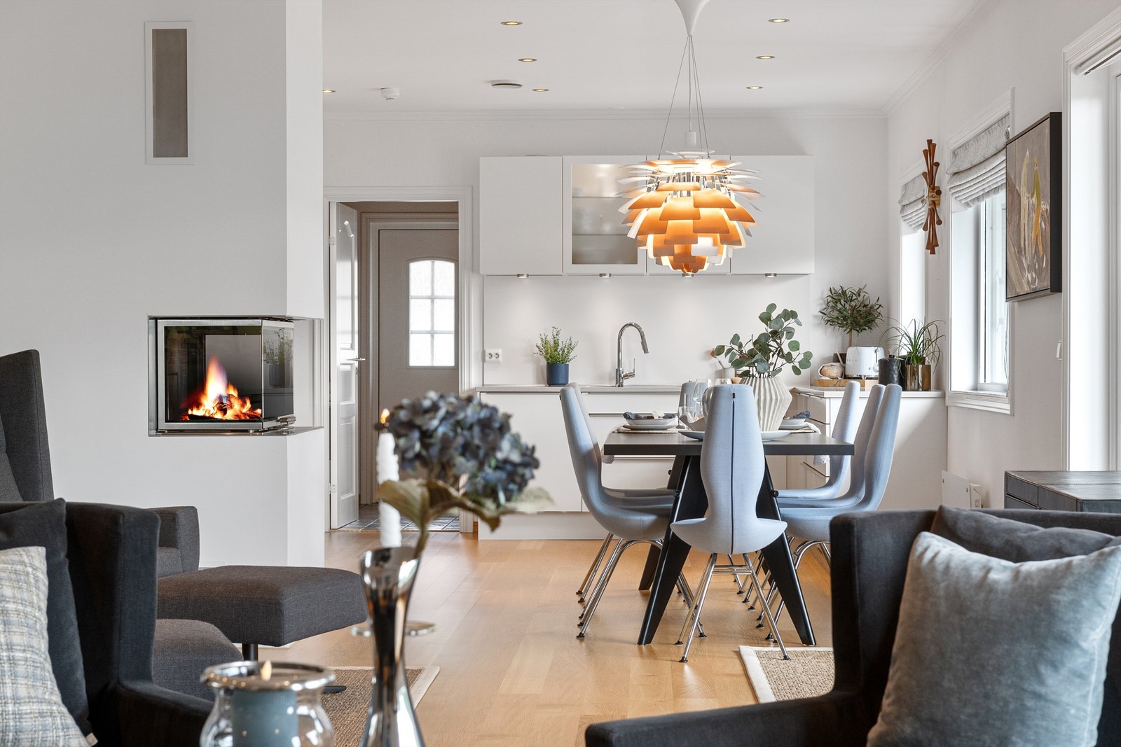 Fra stuen mot kjøkkenet. Legg merke til den flott peisen som du kan nyte flammen fra både fra stuen og kjøkkenet Galleribilde