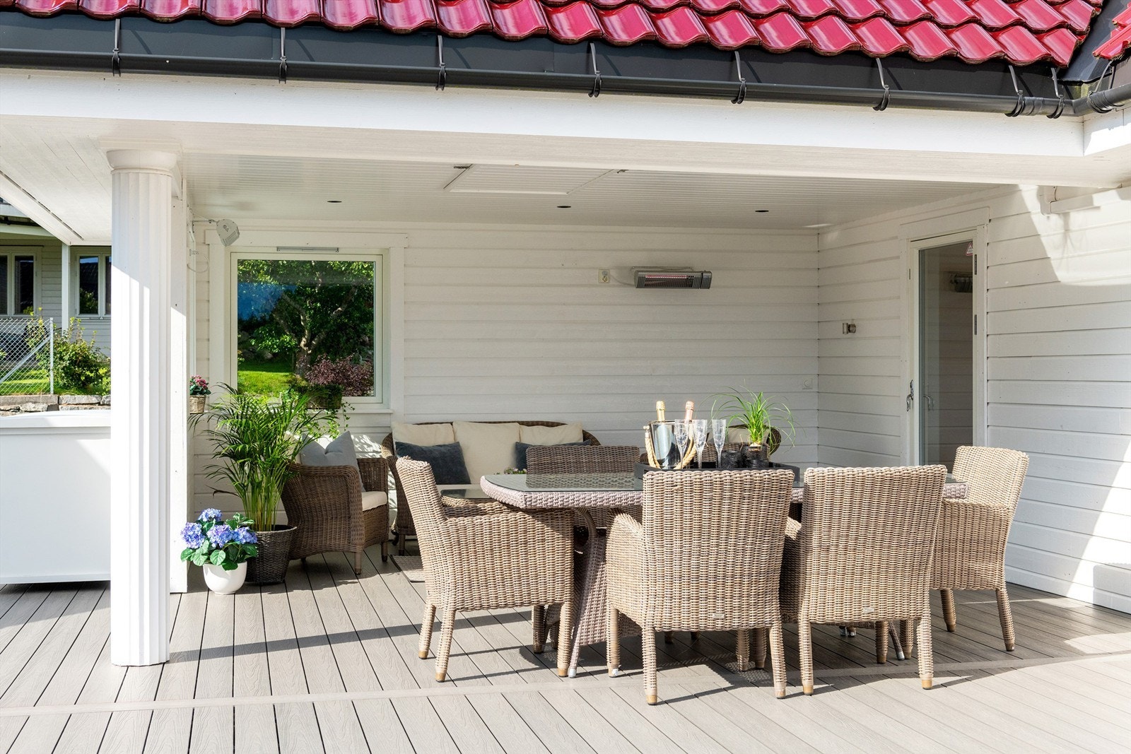 Terrassen er stor og romslig og deler av den er overbygd og har god plass til spisegruppe for hyggelig sosialt samvær uansett vær Galleribilde