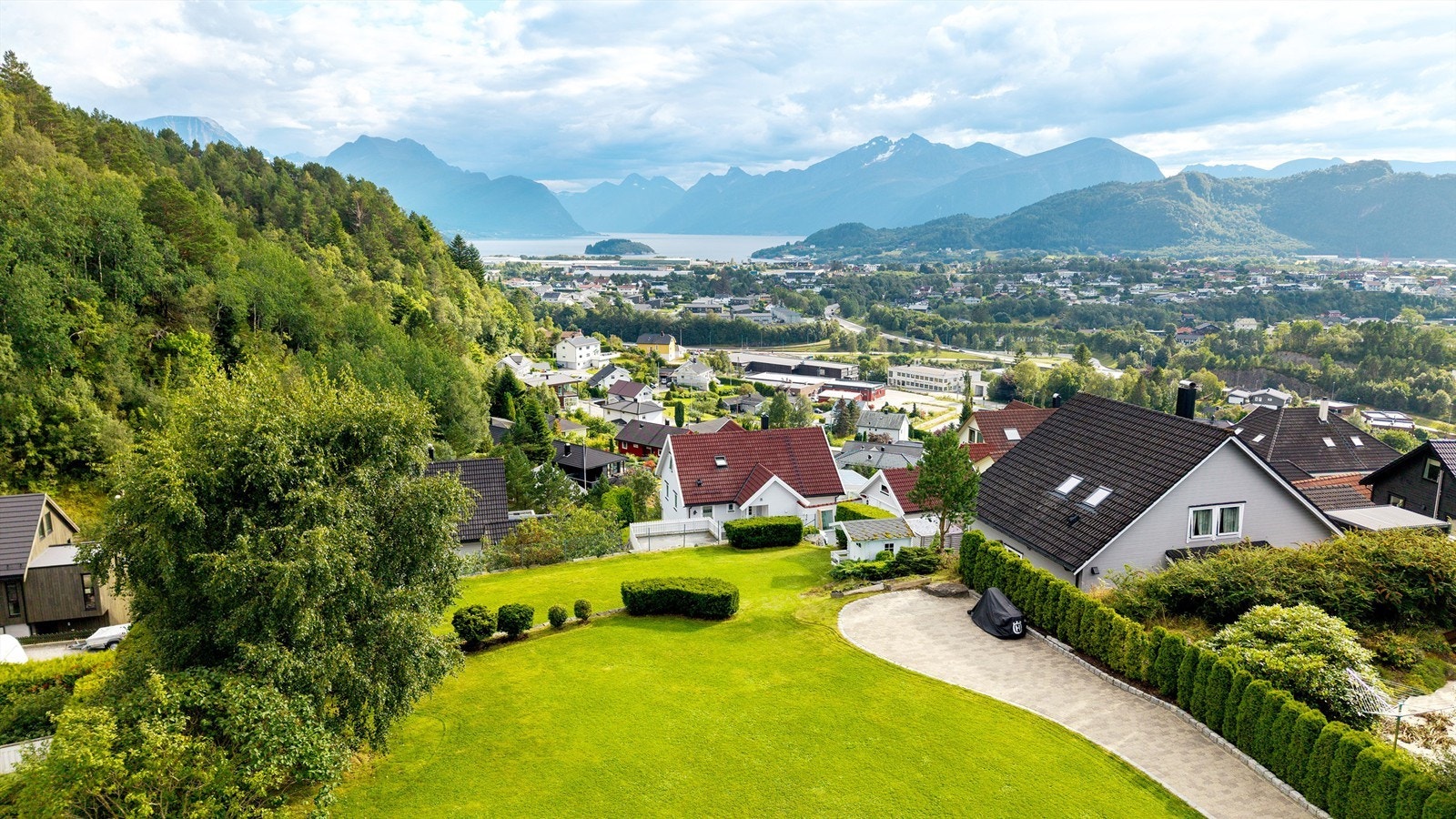 Stor og meget flott opparbeidet hage Galleribilde