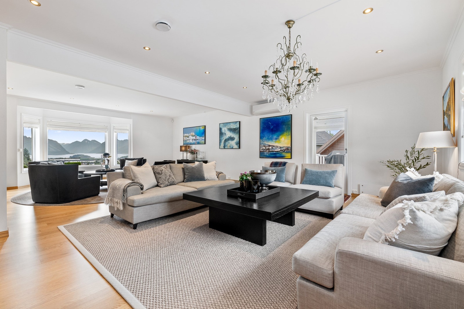 Stue med dør til terrassen. Det er en-stavs eikegulv, malte vegger og malte tak med spotter. Stuen fremstår lys og moderne Galleribilde