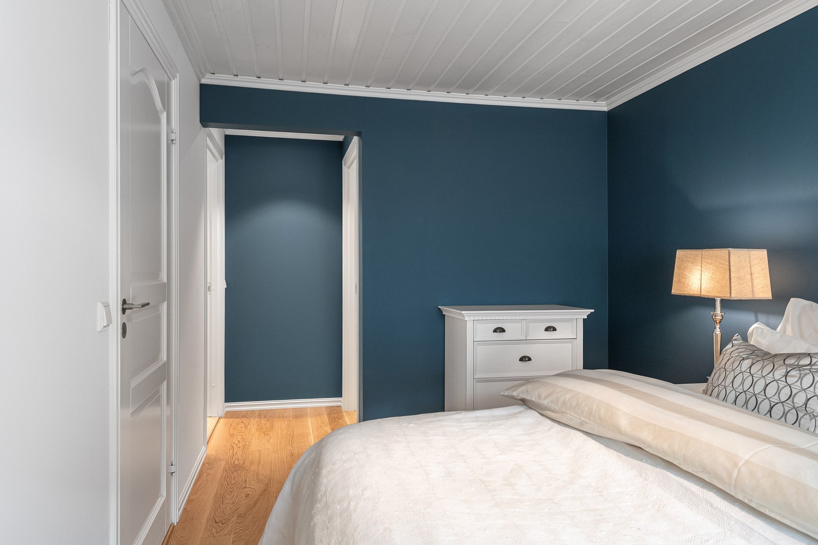 Soverom i underetasjen mot garderoberom og bad Galleribilde