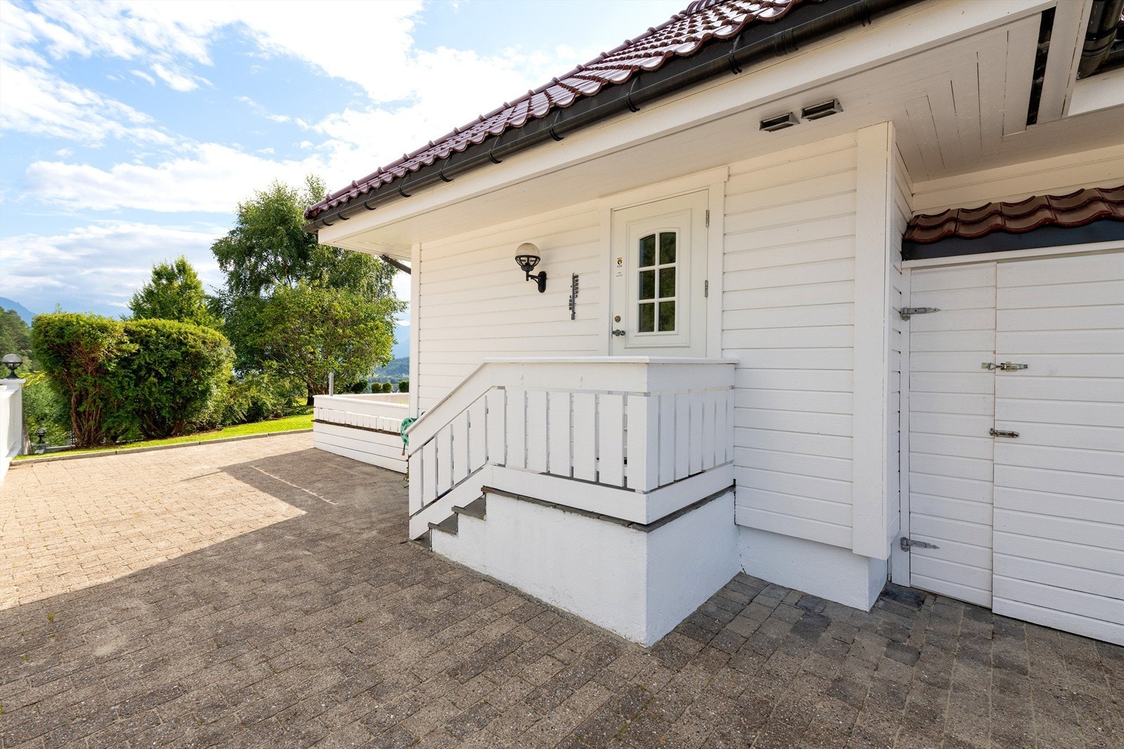 Fasade mot øst med utgang fra grovkjøkken Galleribilde