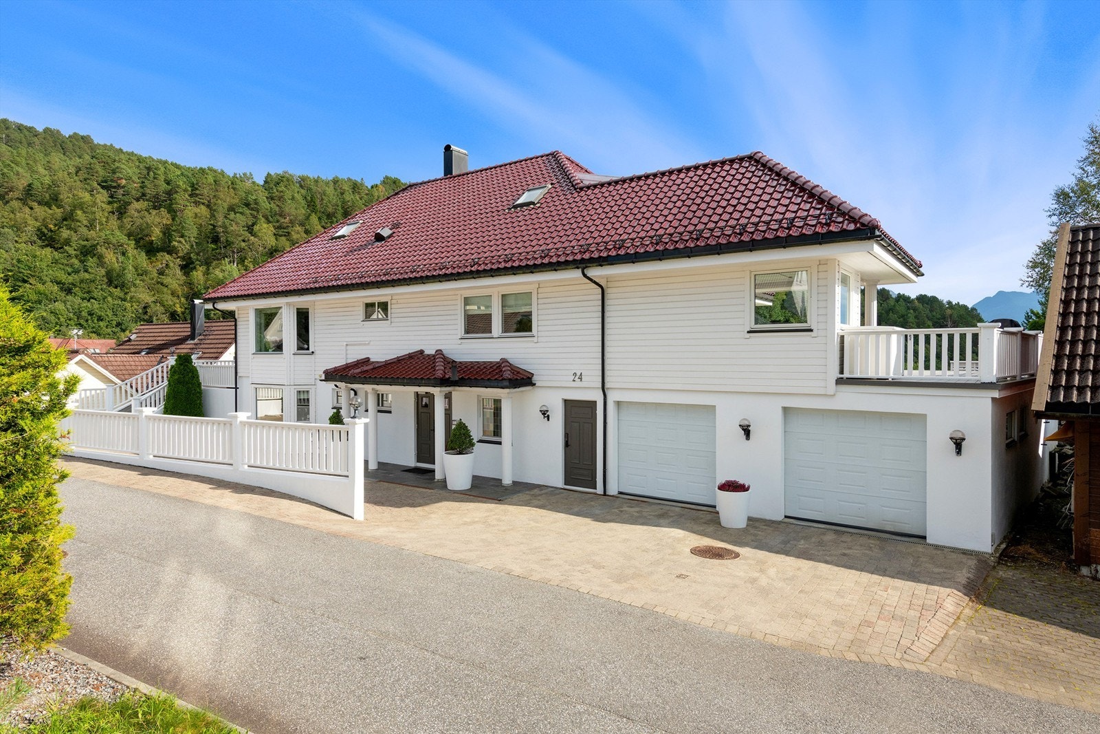 Fasade mot gate - 2 innskutt garasjeplasser i underetasjen Galleribilde