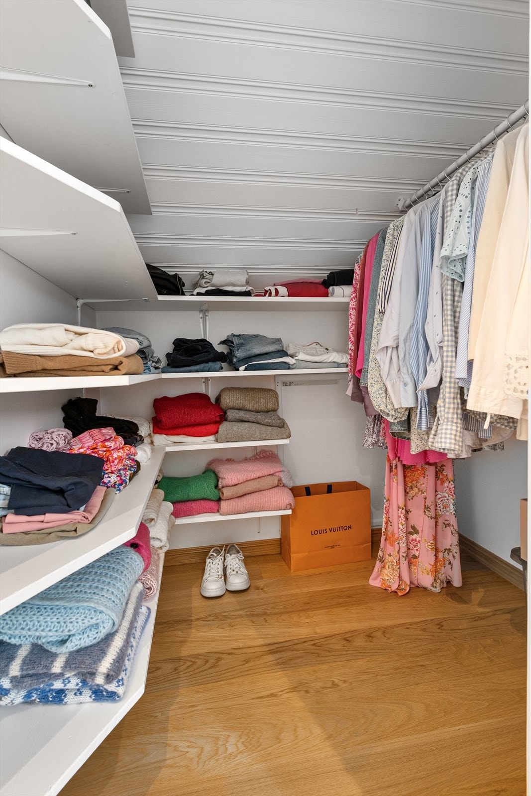 Garderoberom nr. 2 i loftsetasjen Galleribilde