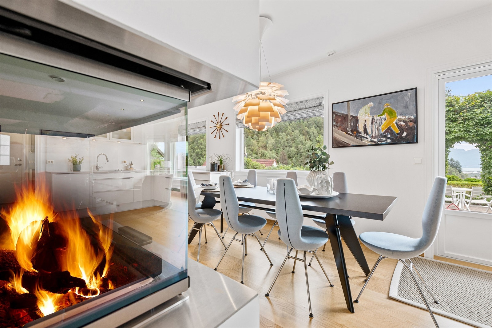 Flott og moderne peis med glassdører Galleribilde