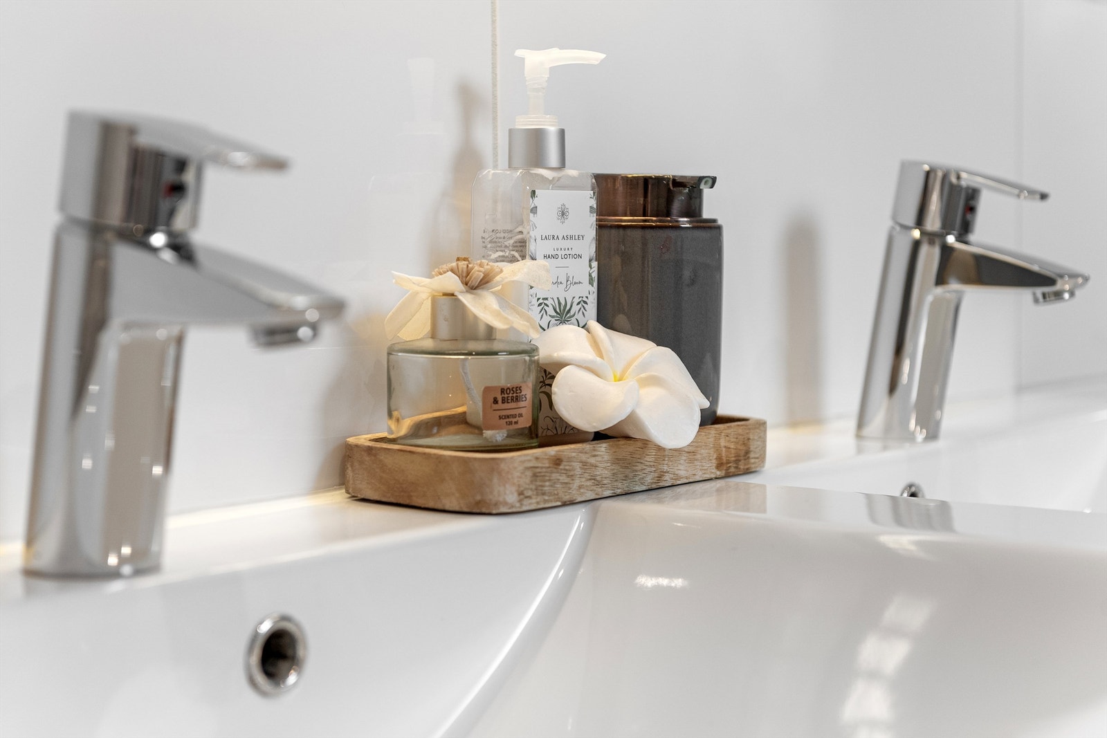 Dobbel heldekkende servant på bad på loft med ett-greps armaturer Galleribilde