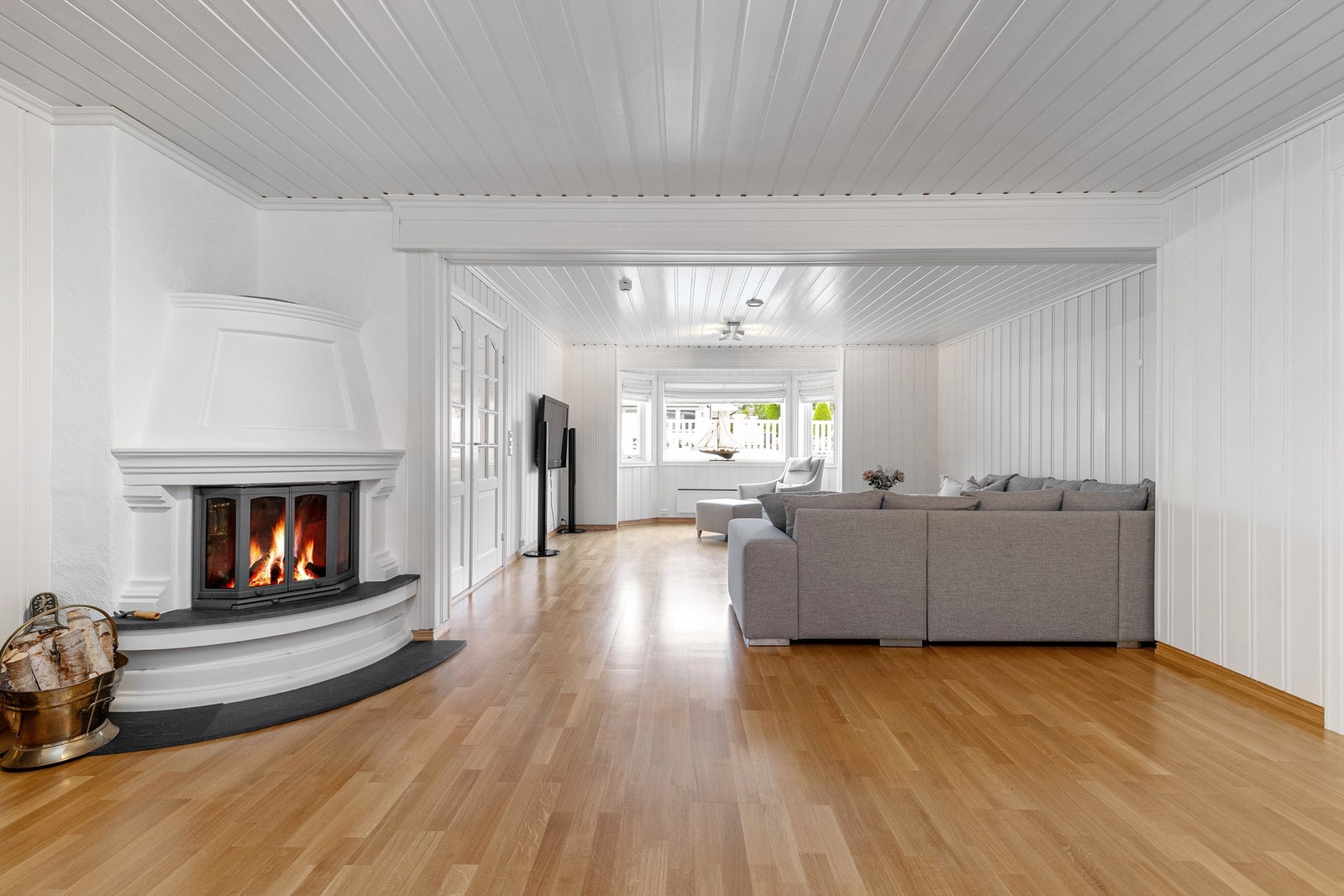 Kjellerstue med murt peis med innsats Galleribilde