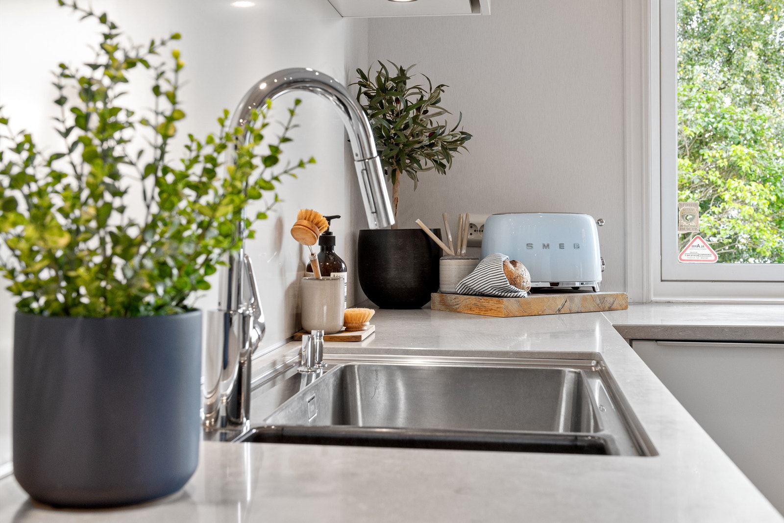 Benkeplate av komposittstein med underlimt oppvaskkum av rustfritt stål Galleribilde