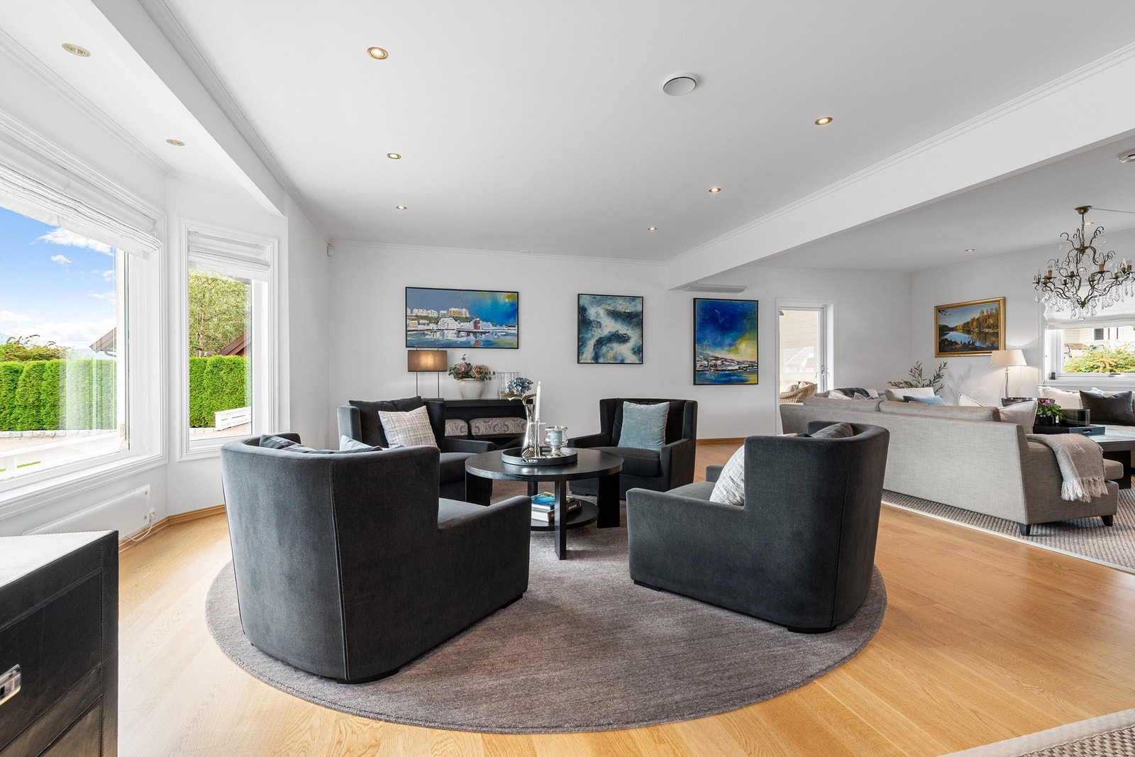 Lys og stor stue med innfelte spotter i tak Galleribilde