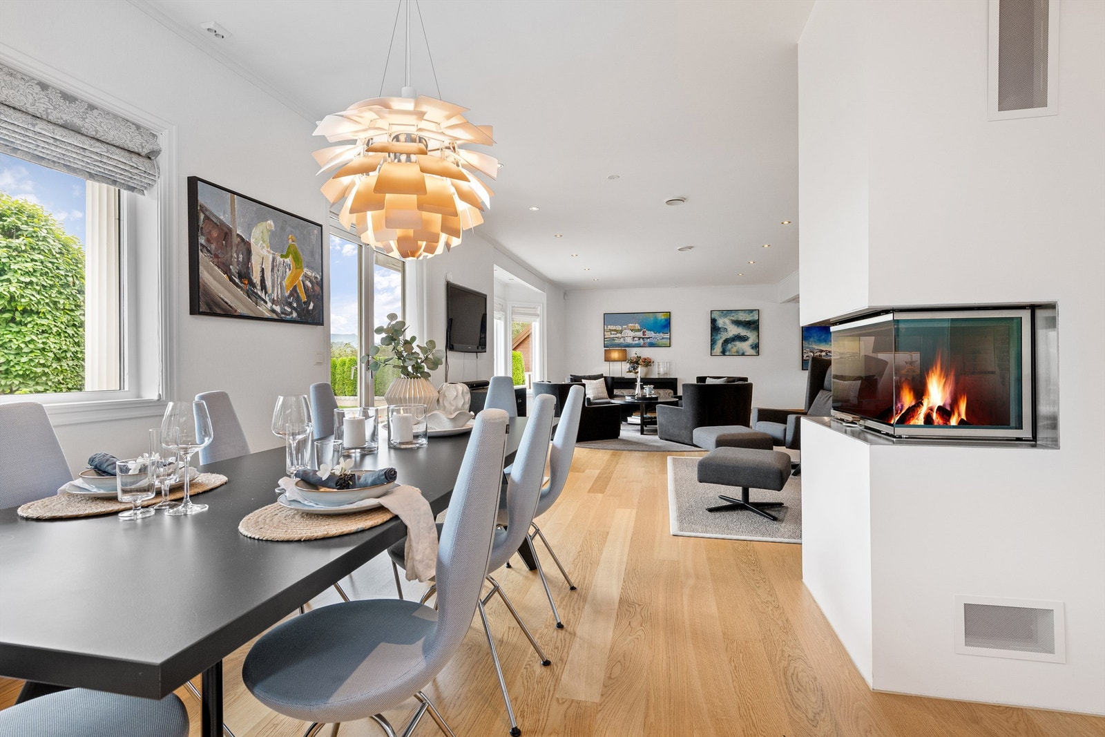 Fra kjøkkenet mot den sydlige delen av stuen Galleribilde